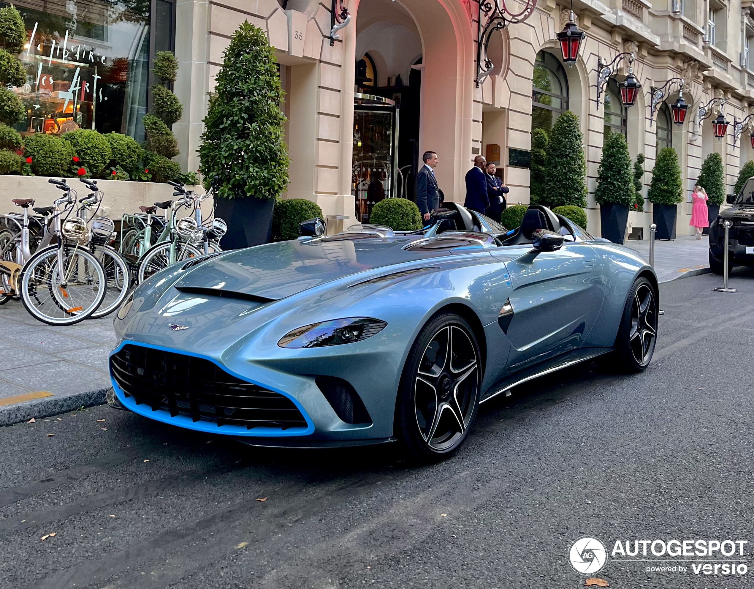 Weer een Aston Martin V12 Speedster in Parijs
