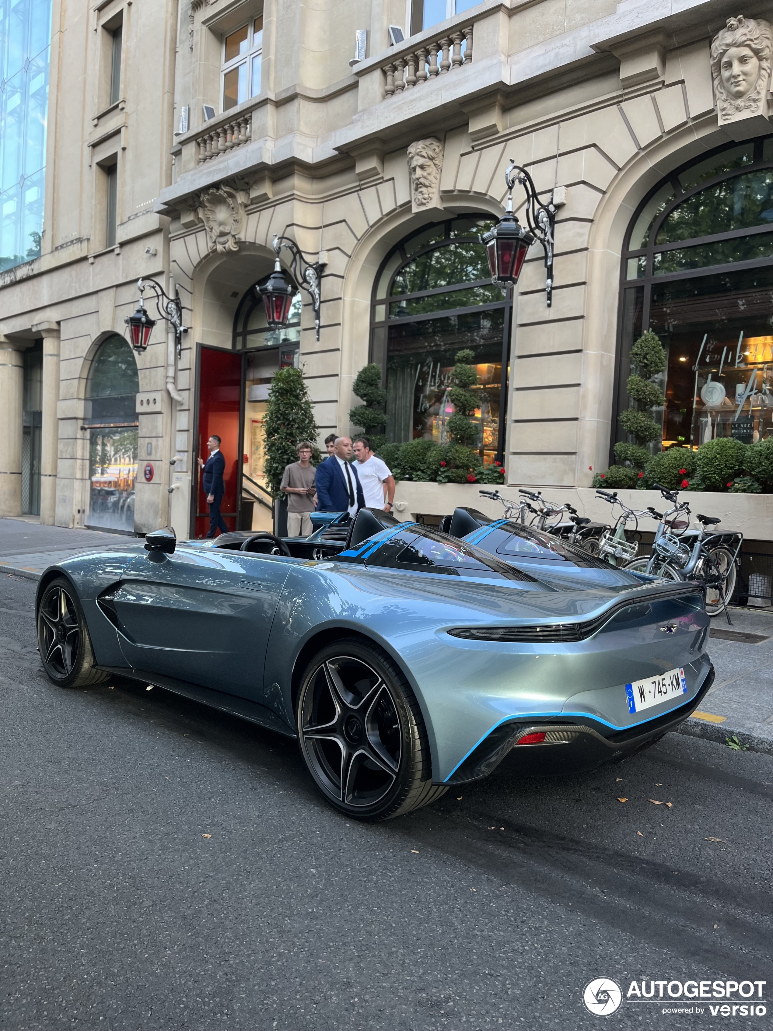 Weer een Aston Martin V12 Speedster in Parijs