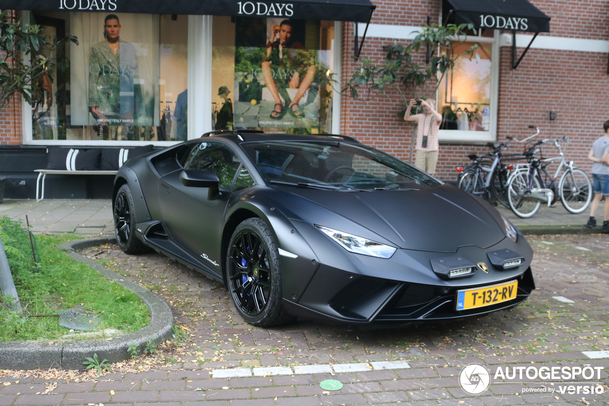 A Huracán LP610-4 Sterrato shows up in Amsterdam