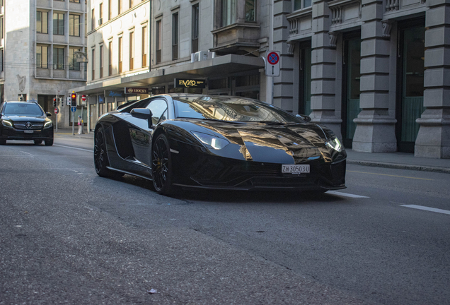 Lamborghini Aventador S LP740-4