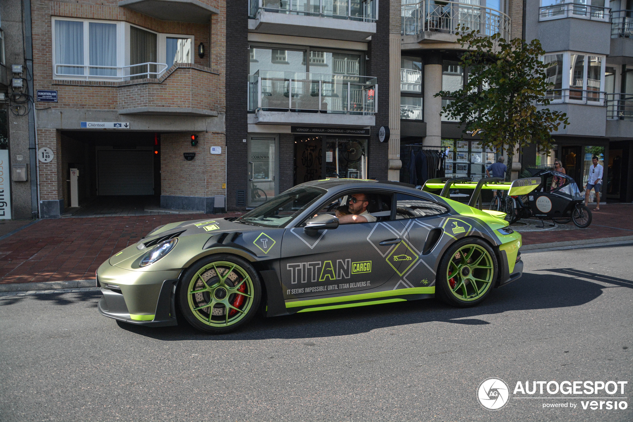 Porsche 992 GT3 RS doet dienst als reclamebord