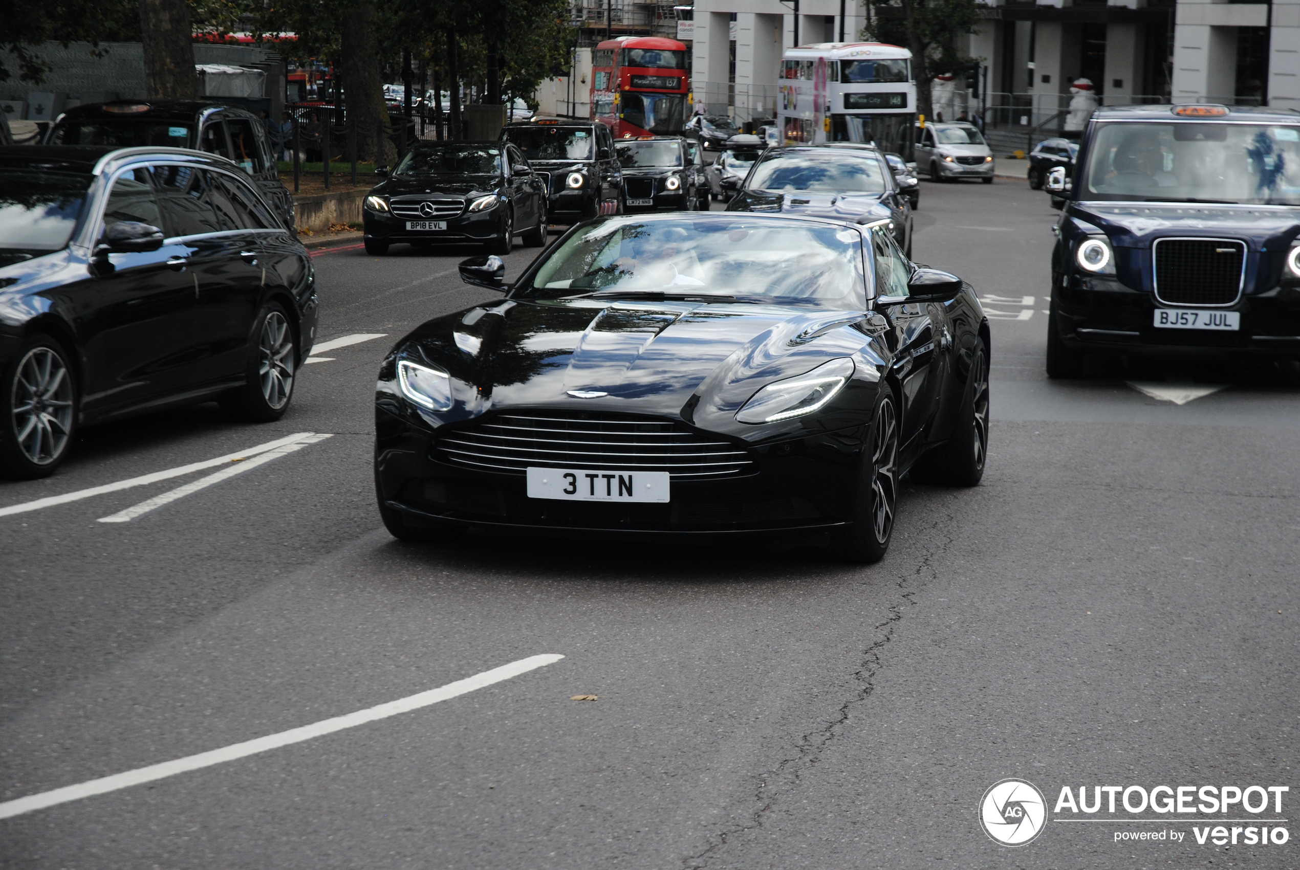 Aston Martin DB11 V8 Volante