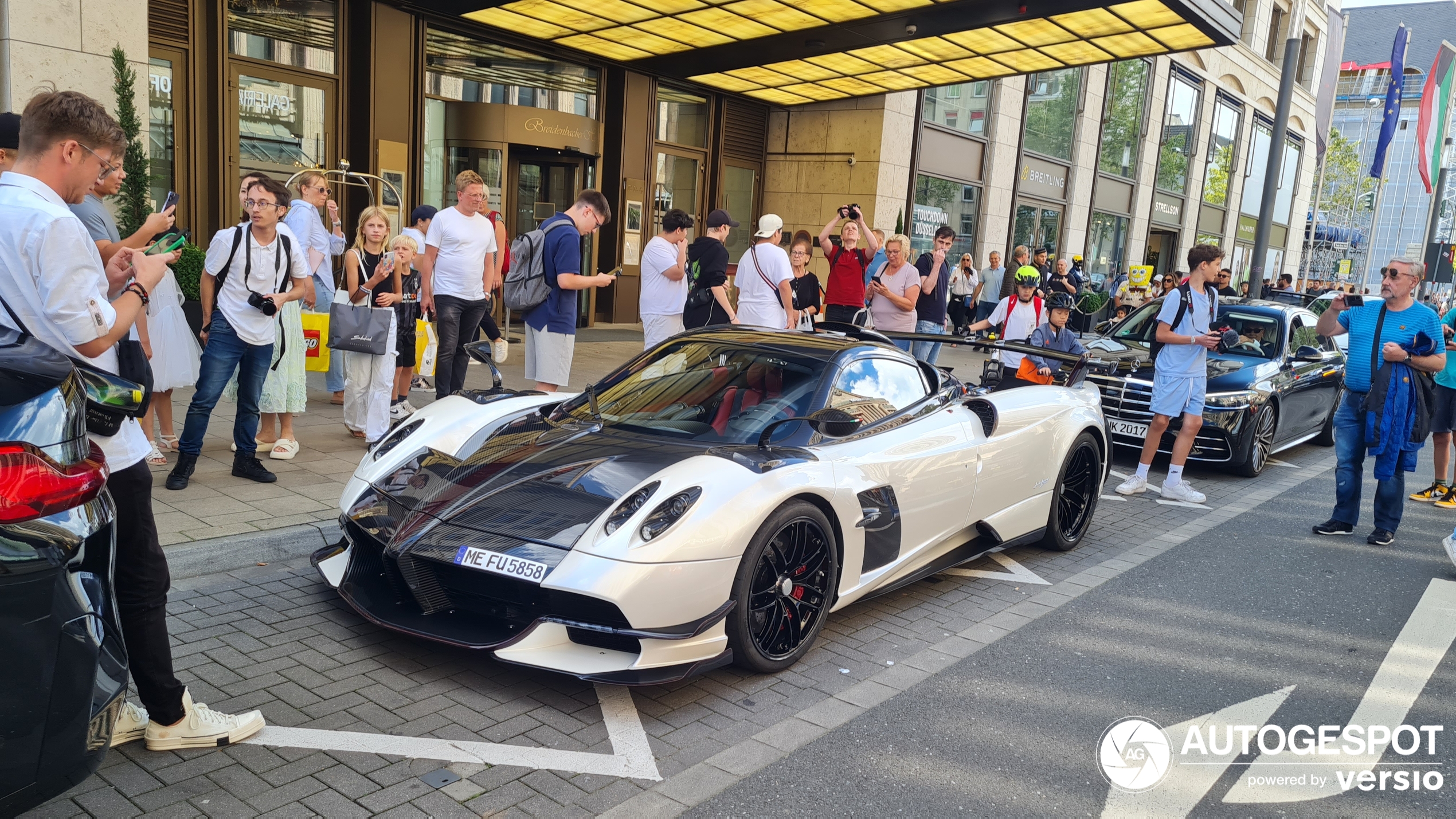 Düsseldorf verrast weer met Pagani Huayra BC Roadster