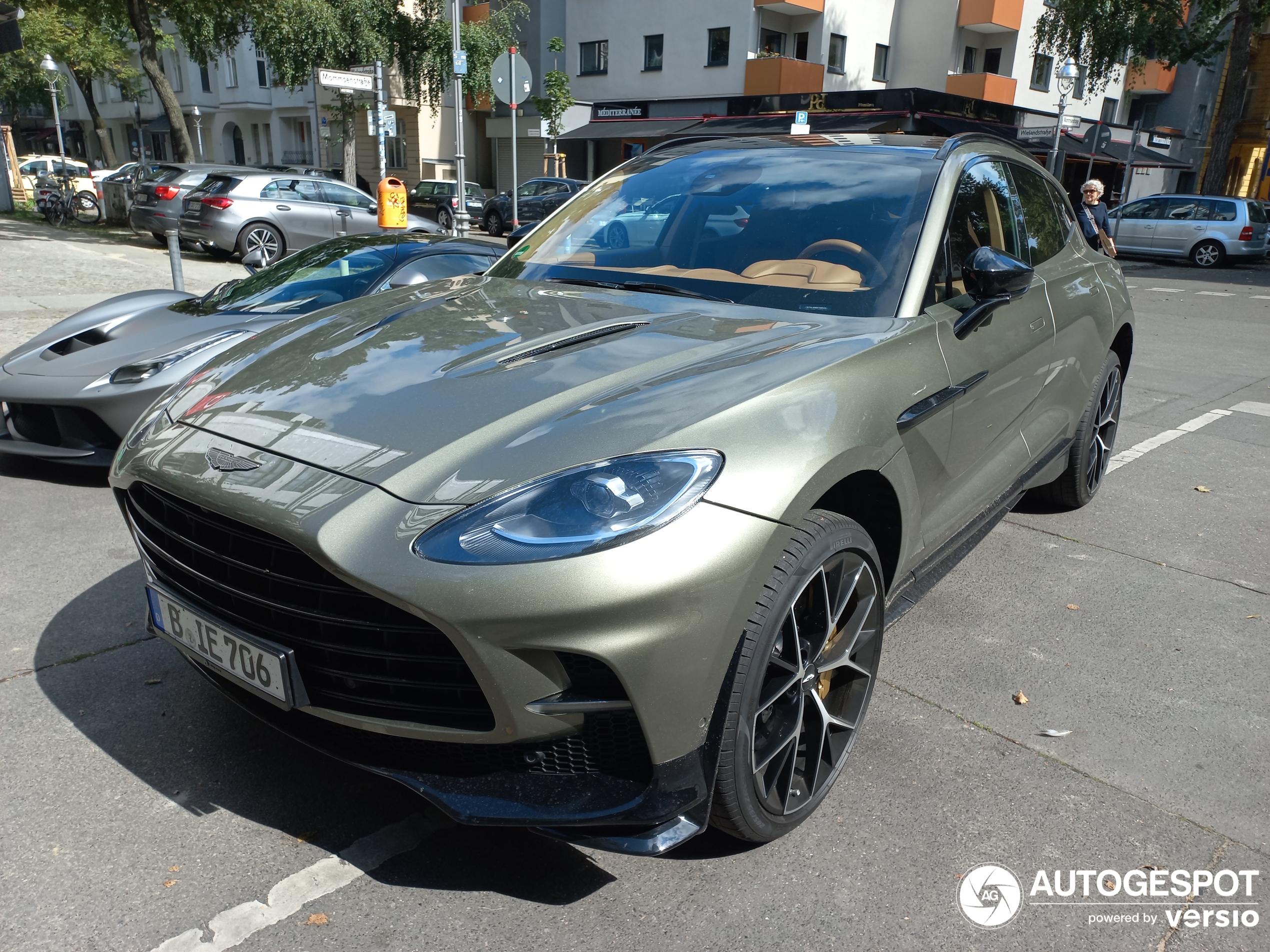 Aston Martin DBX707