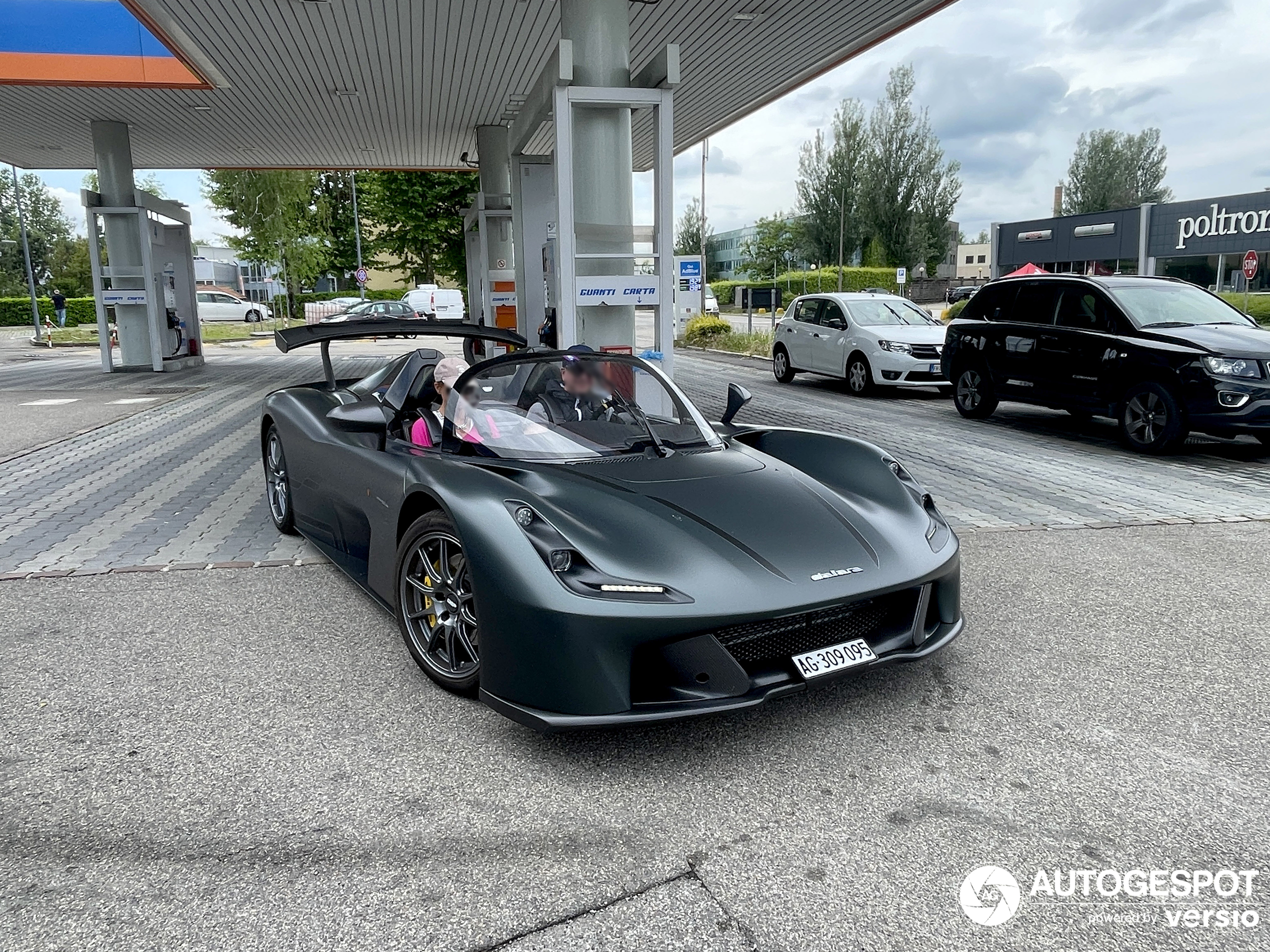 A green Dallara Stradale D50 shows up in Grandate