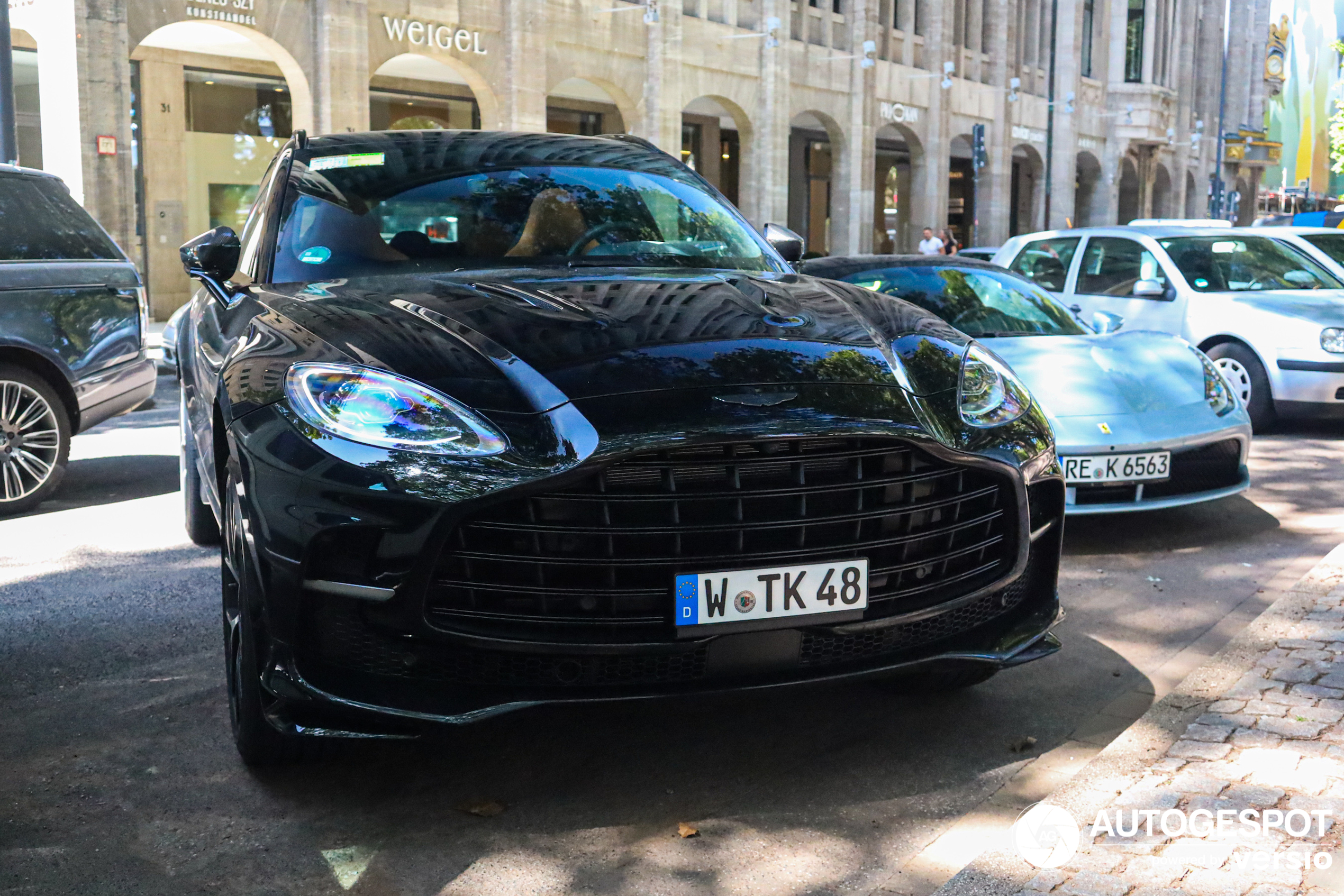 Aston Martin DBX707