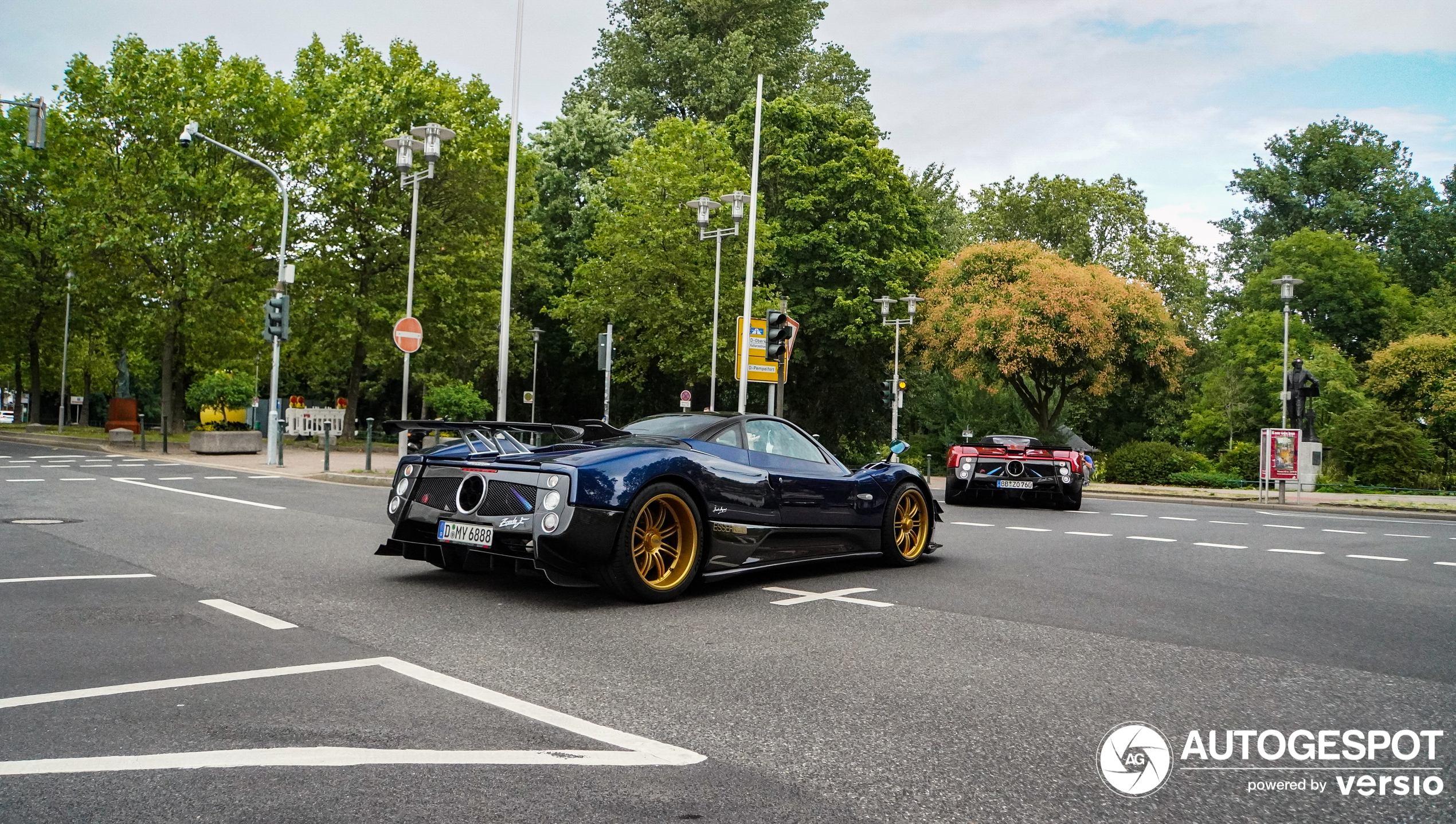 Two Zondas drive through Düsseldorf