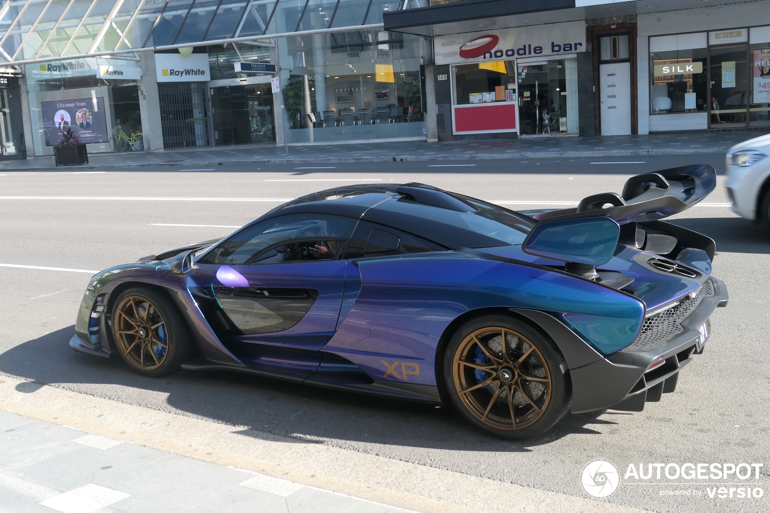 Ein Atemberaubender Senna XP fährt durch die Strasen von Sydney