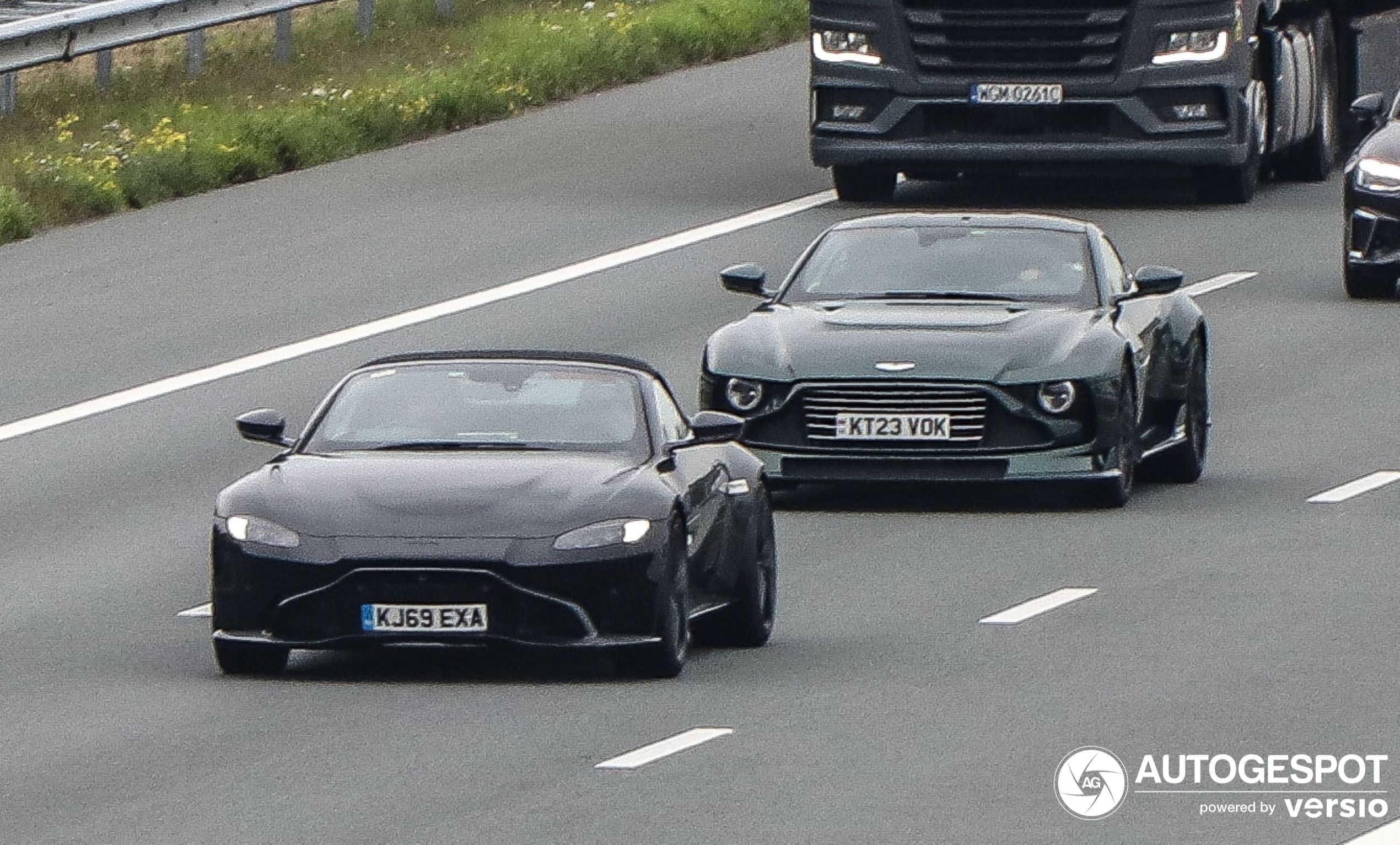 Der allererste Aston Martin Valour wird auf der Autobahn entdeckt