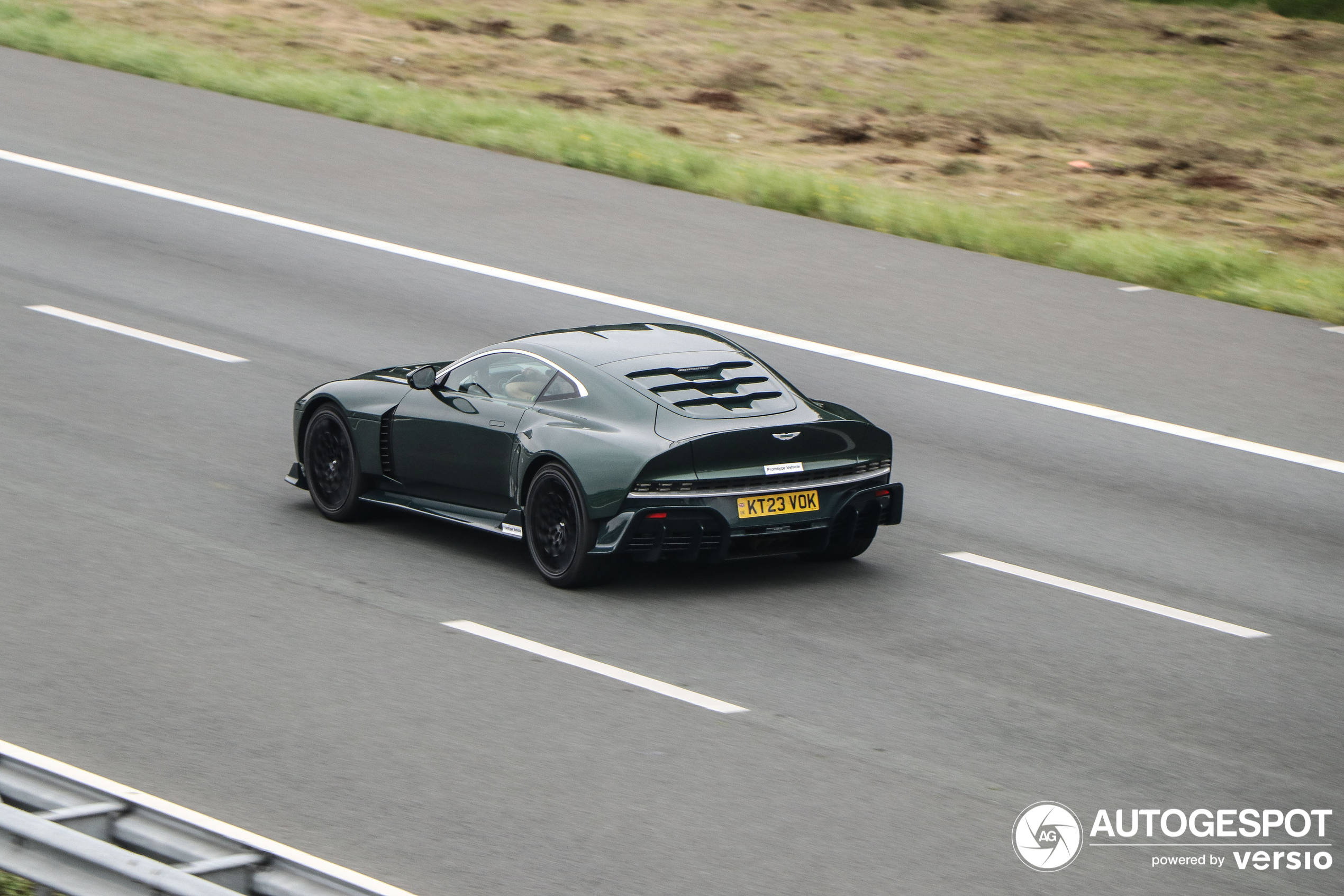 Der allererste Aston Martin Valour wird auf der Autobahn entdeckt