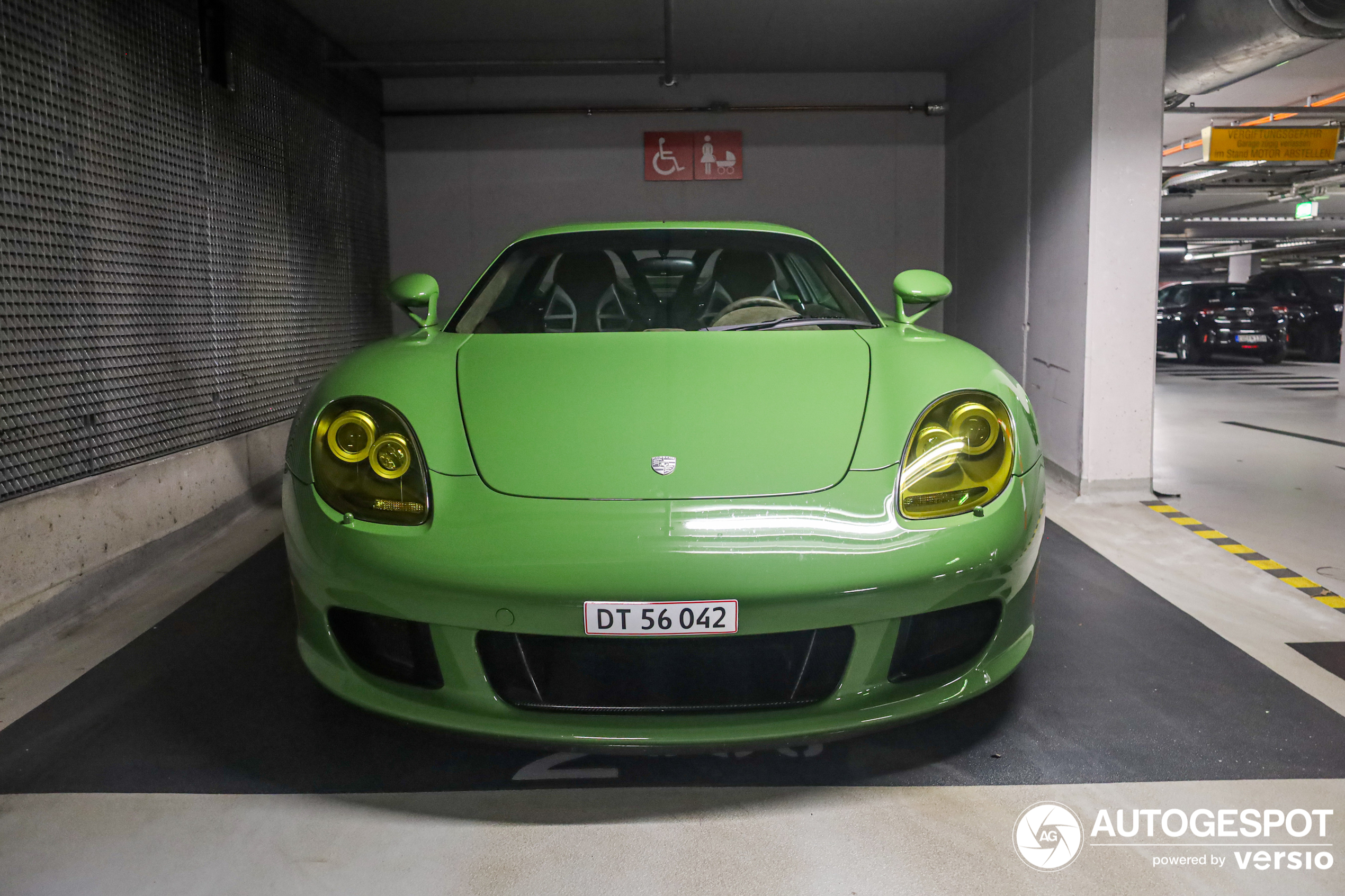 Ein aussergewöhnlicher Carrera GT steht im Untergrund Düsseldorfs