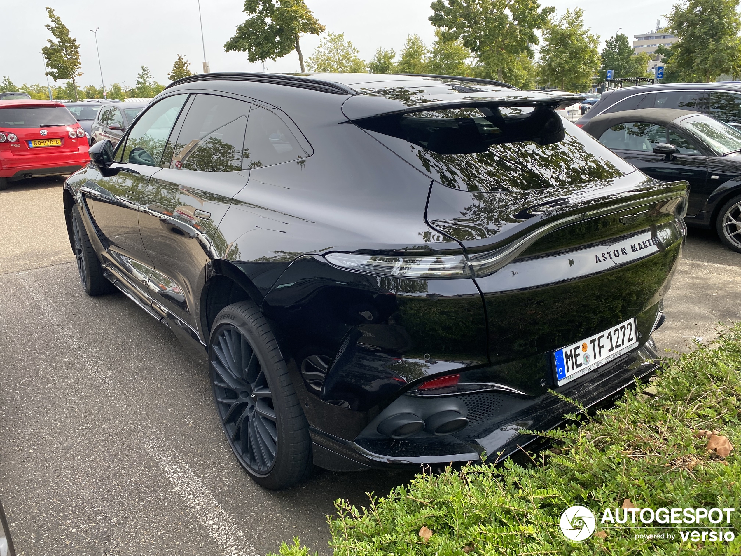 Aston Martin DBX707