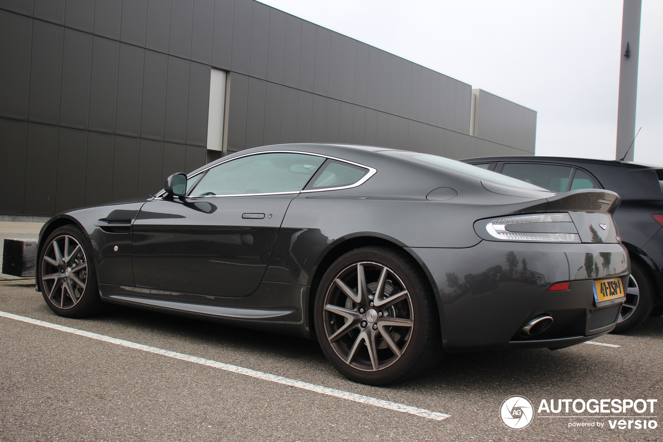 Aston Martin V8 Vantage 2012