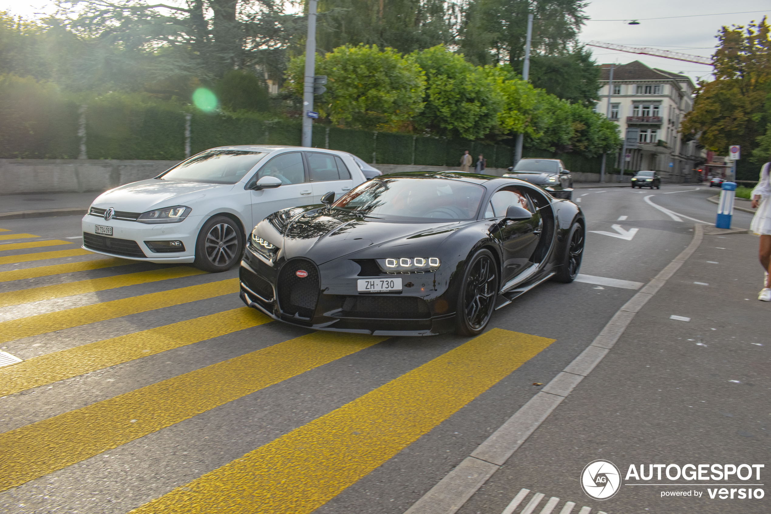 Ein Schwarzer Bugatti fährt erneut durch die Zürcher Innenstadt