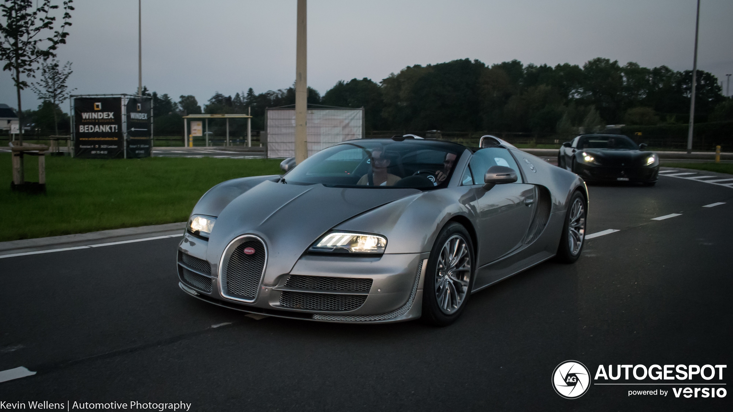 Ein Wunderschöner Bugatti Veyron Grand Sport Vitesse fährt durch Lanaken