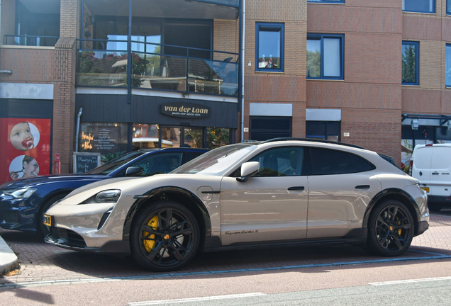 Porsche Taycan Turbo S Cross Turismo