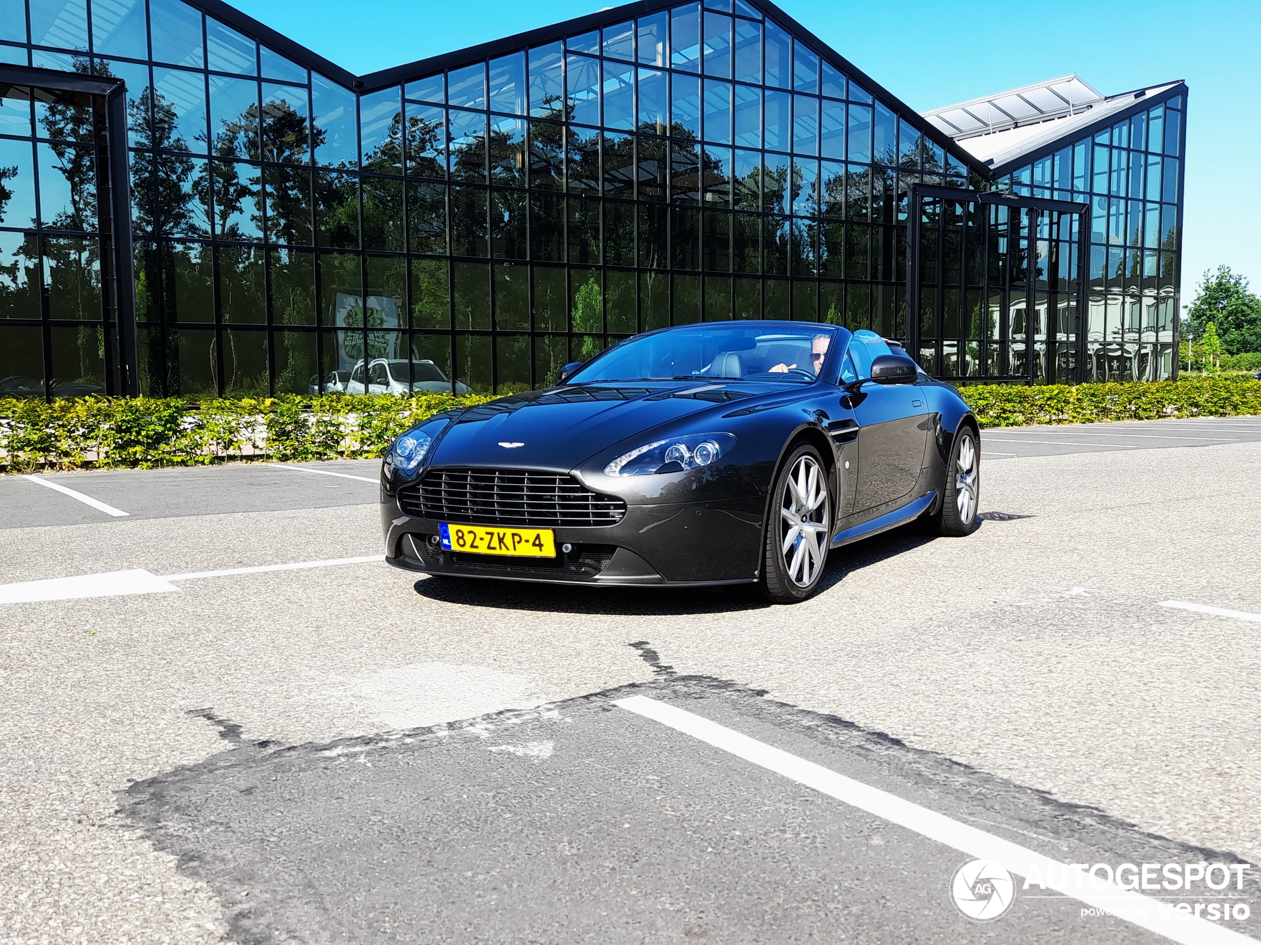 Aston Martin V8 Vantage Roadster 2012