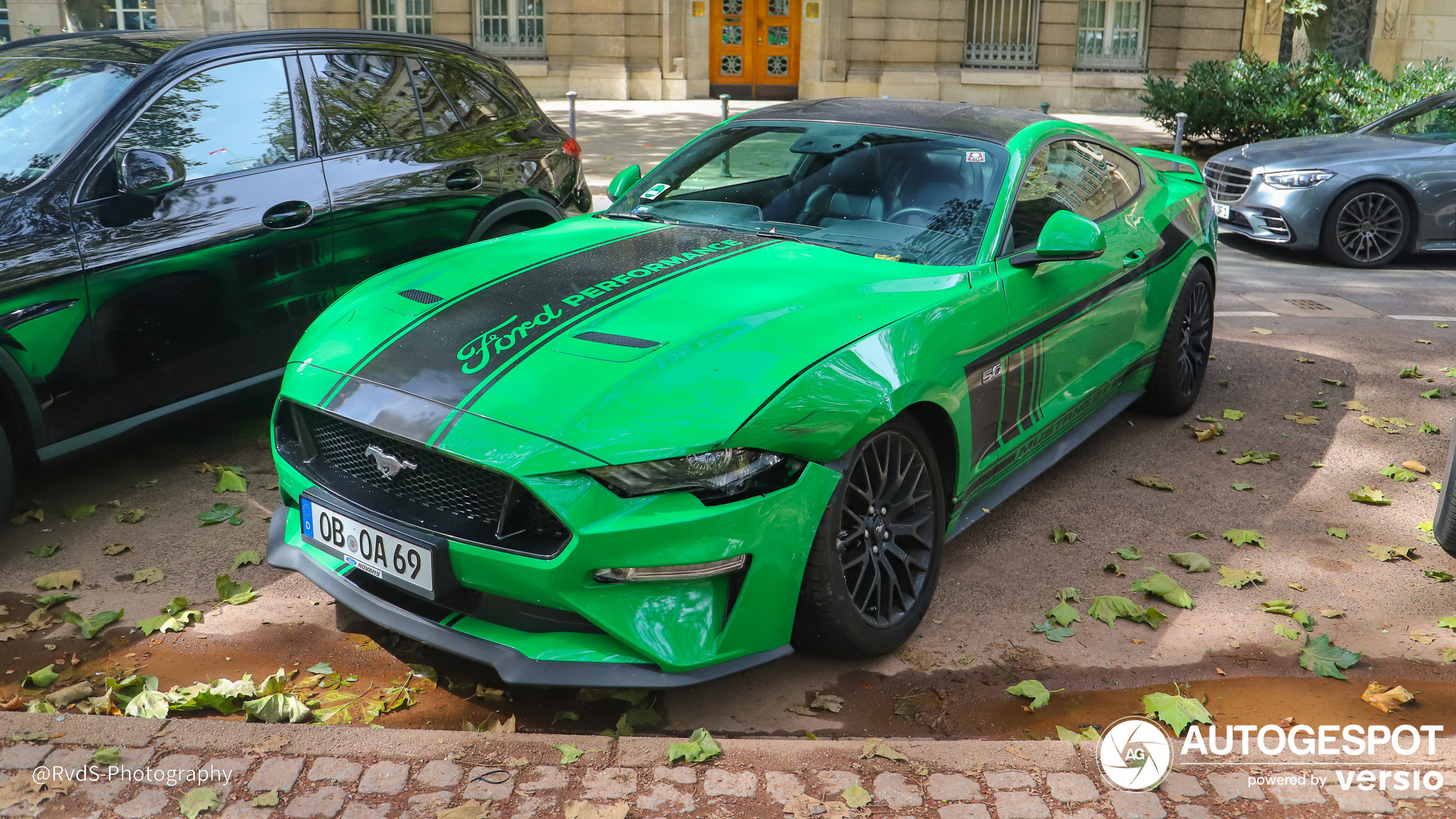 Groene Ford Mustang heeft een gekke stance