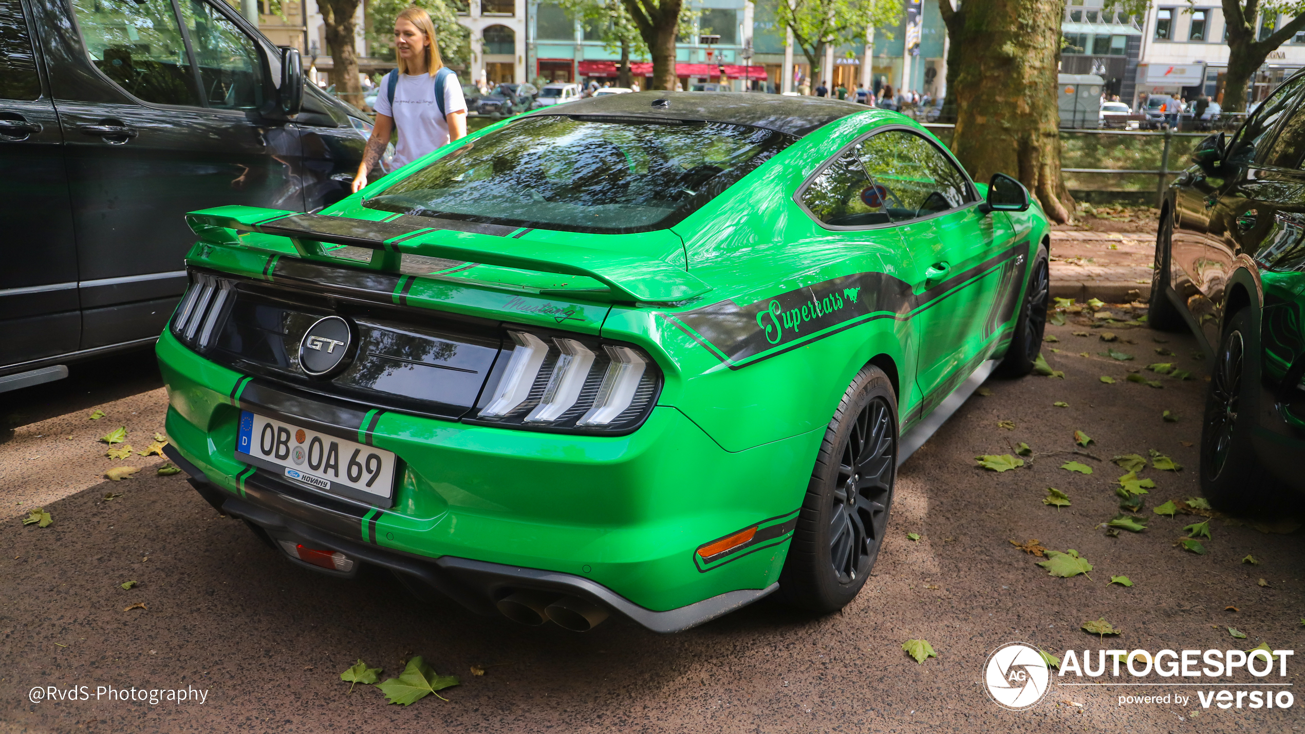 Groene Ford Mustang heeft een gekke stance