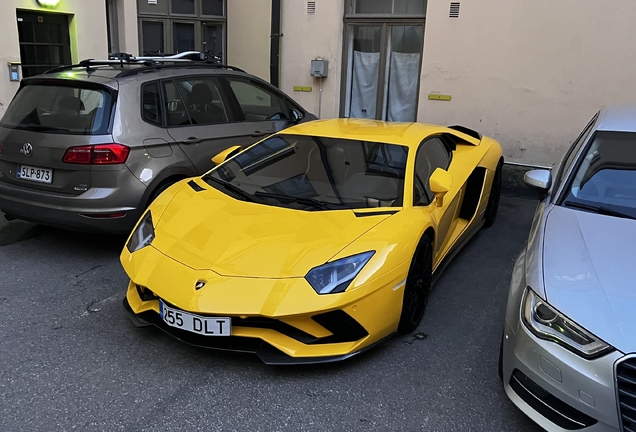 Lamborghini Aventador S LP740-4