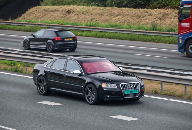 Audi S8 D3