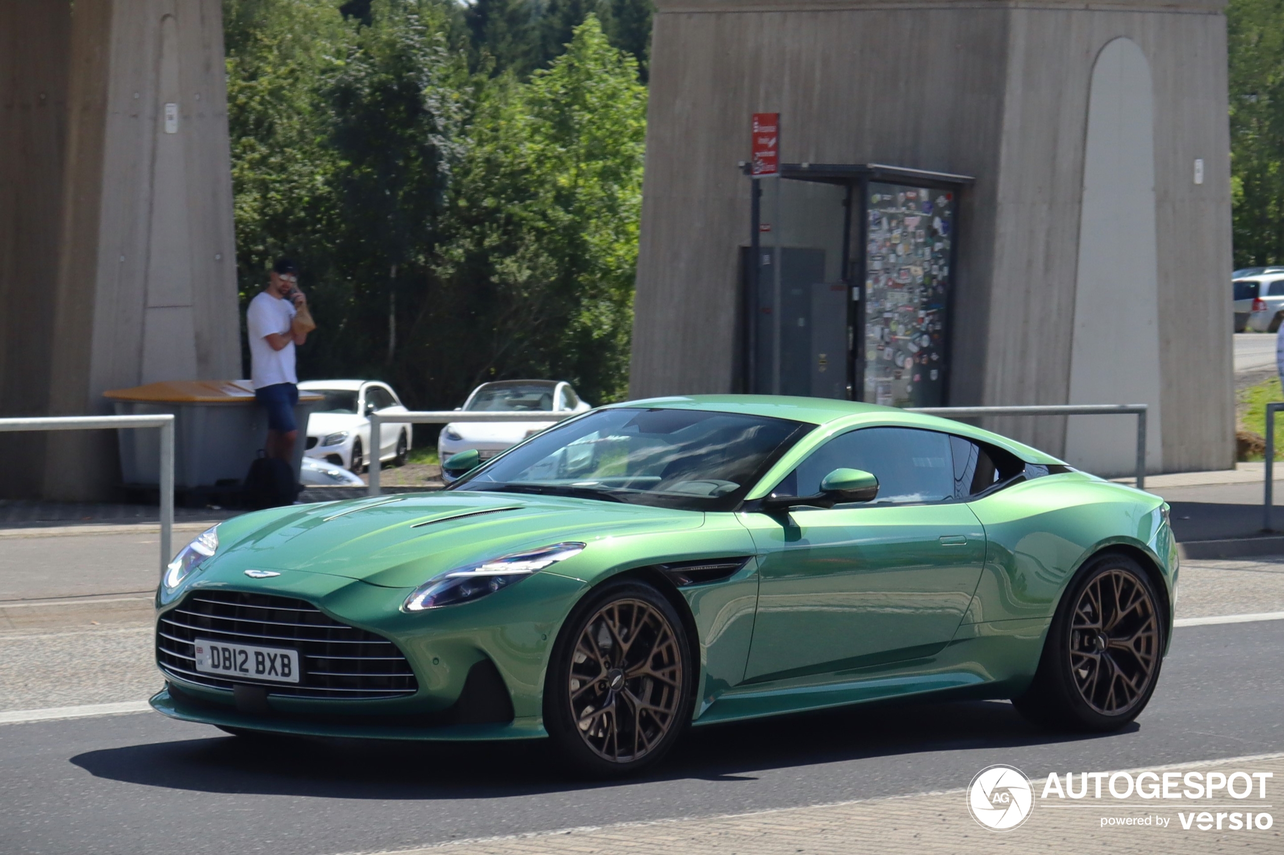 Aston Martin laat ons wachten op de DB12