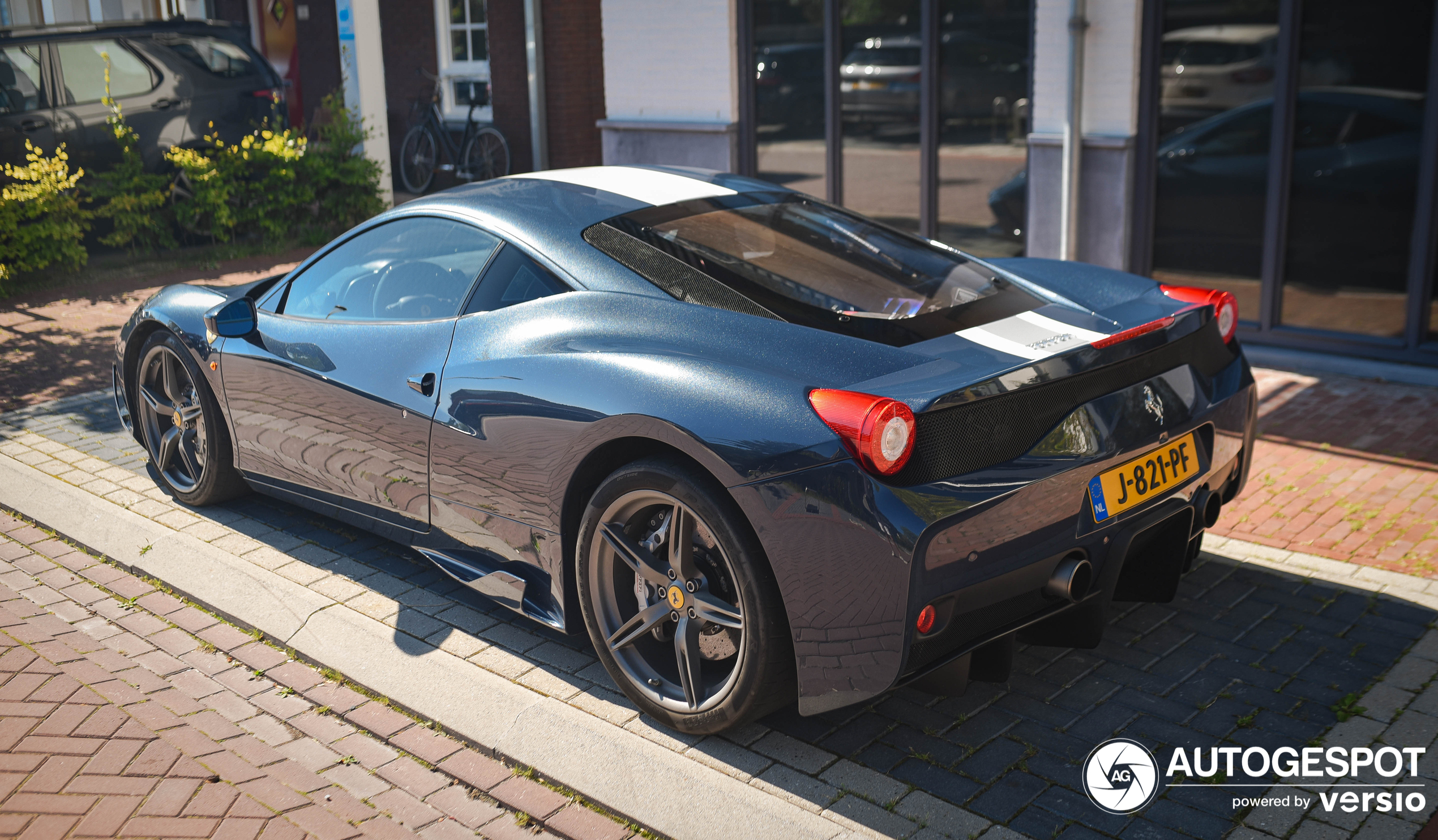 A beautiful 458 Speciale shows up in Oud-Loosdrecht.