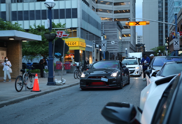 Nissan GT-R 2014 Nismo OVERTAKE