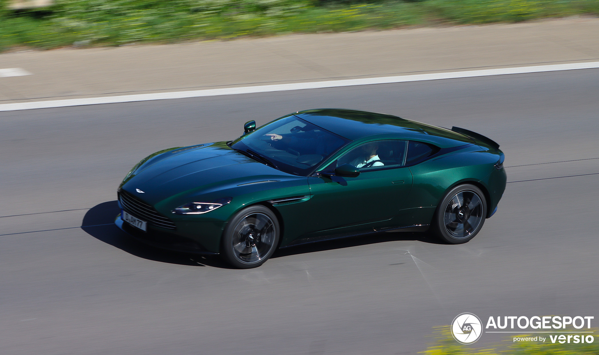 Aston Martin DB11