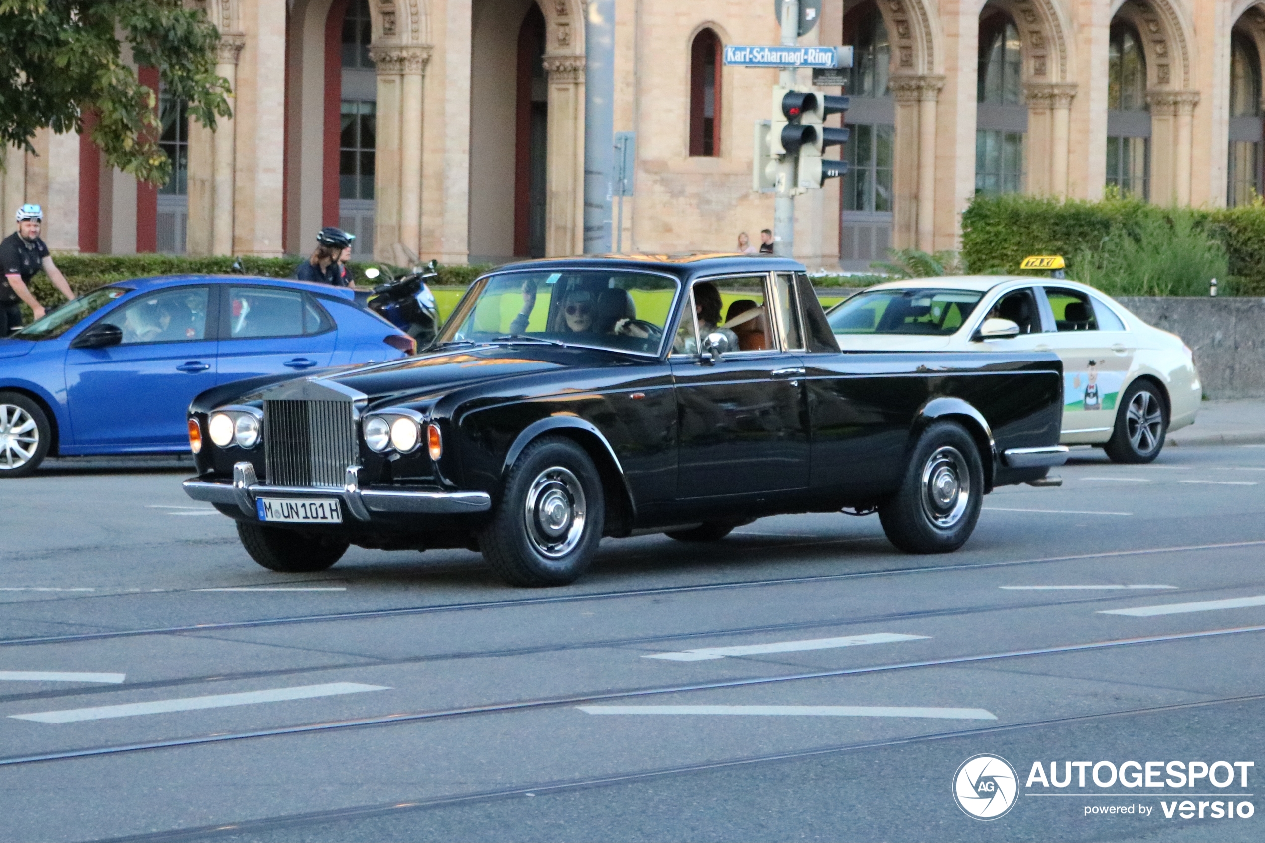 Ein Rolls-Royce Silver Shadow Pick-up fährt durch München