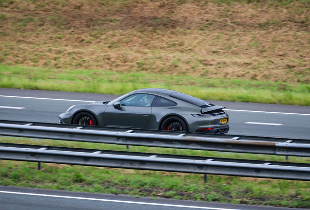 Porsche 992 Carrera 4 GTS