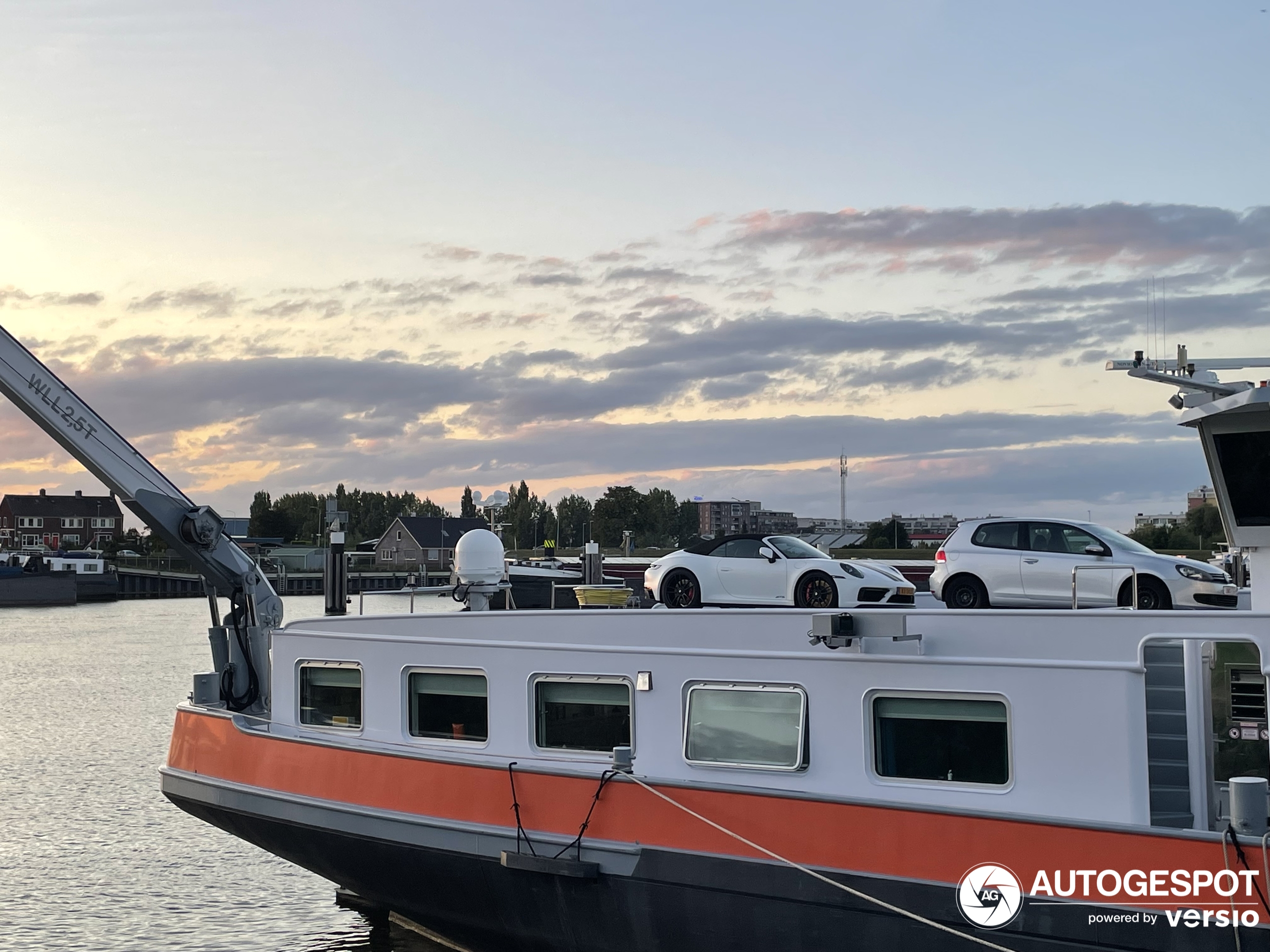 Schipper vaart met grote zeilen