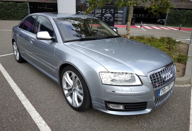 Audi S8 D3