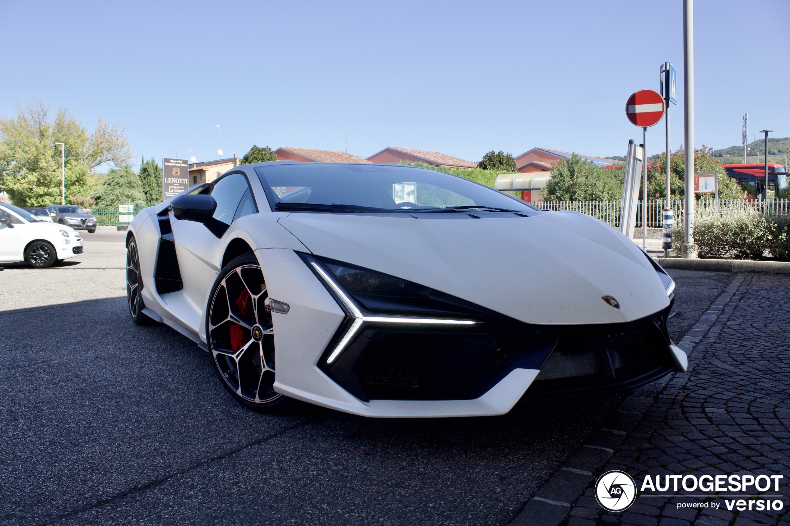 Lamborghini Revuelto duikt op in Bardolino zonder camouflage