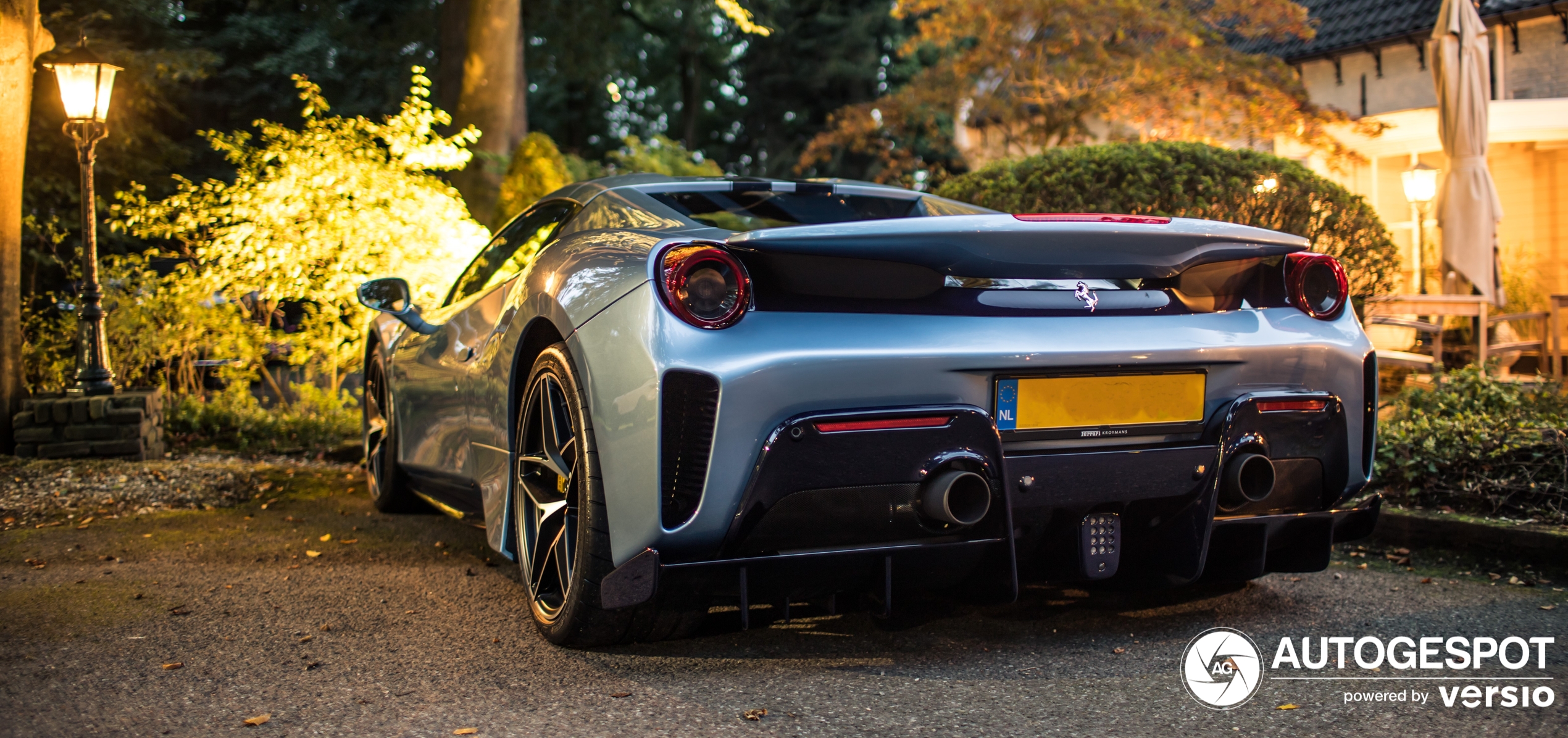 Het summum van de Ferrari 488 duikt op in de bossen