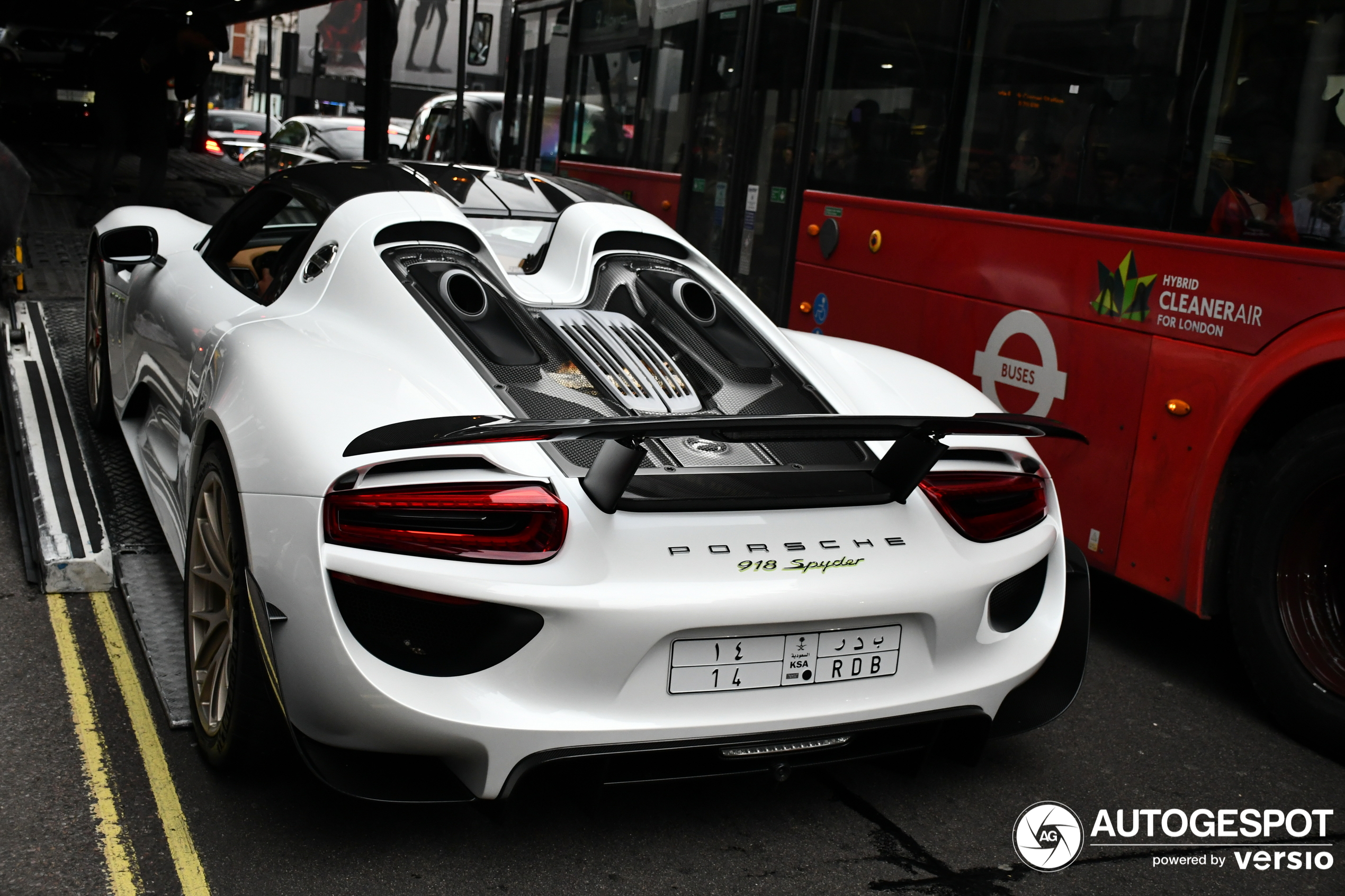 Porsche 918 Spyder Weissach Package