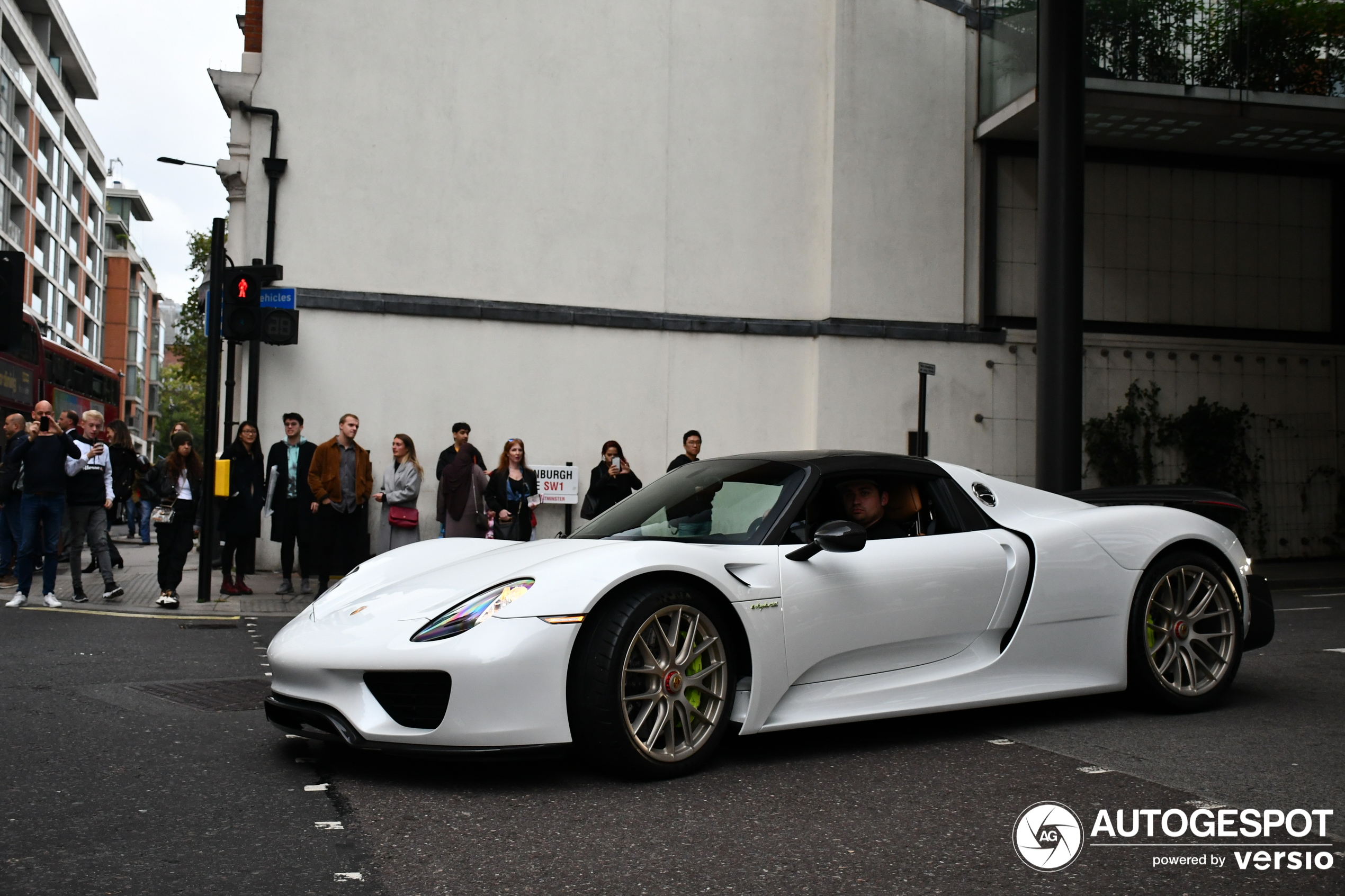 Carta da parati bianca Porsche 918 Spyder del 2023