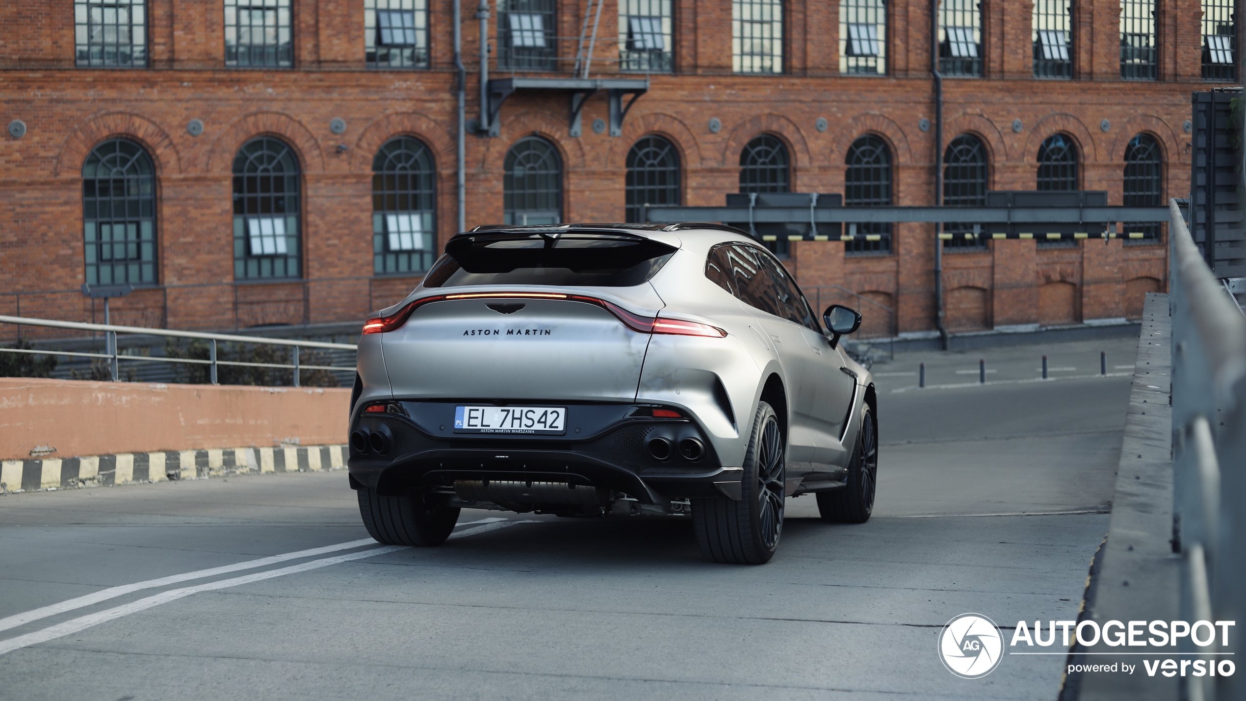 Aston Martin DBX707