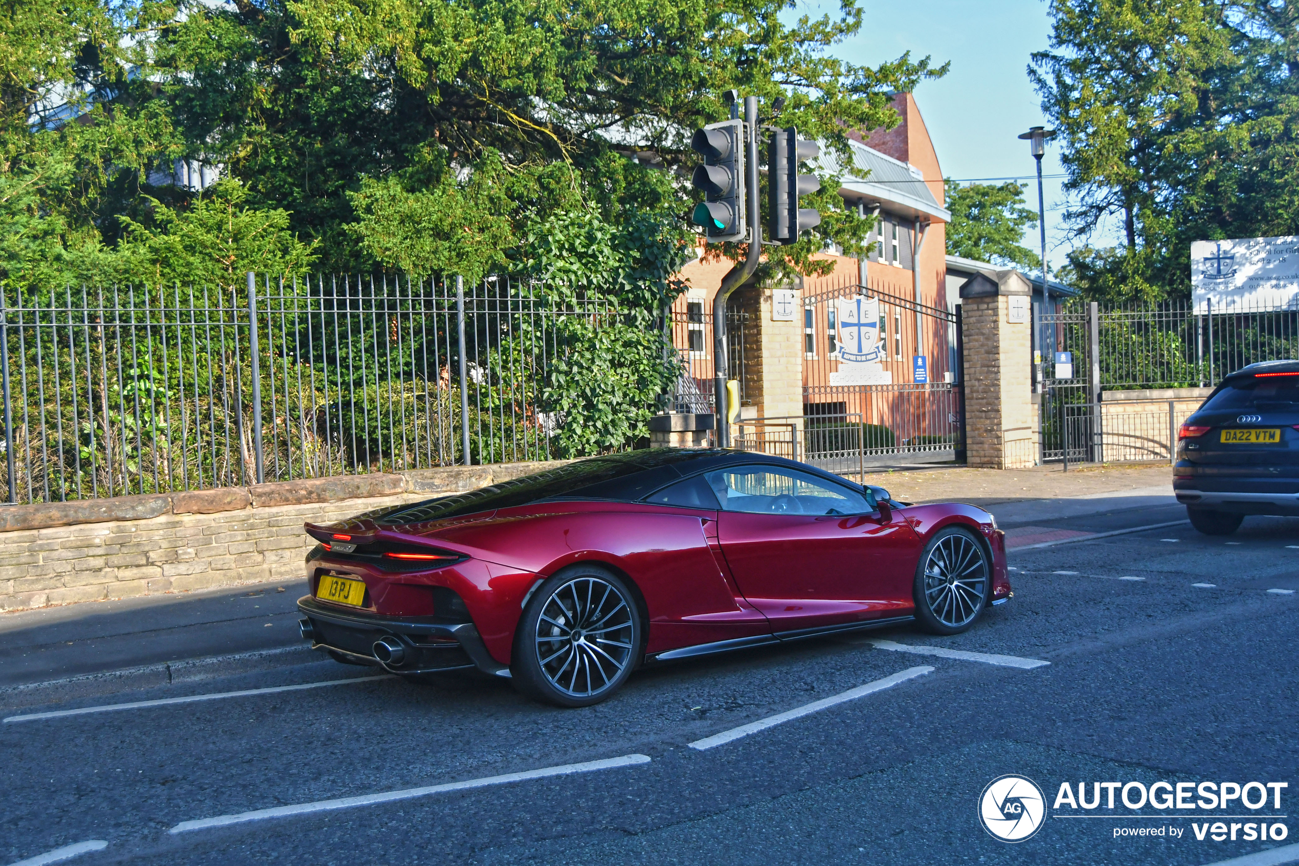 McLaren GT