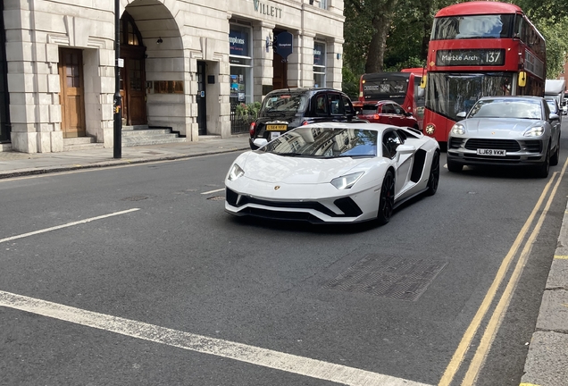 Lamborghini Aventador S LP740-4