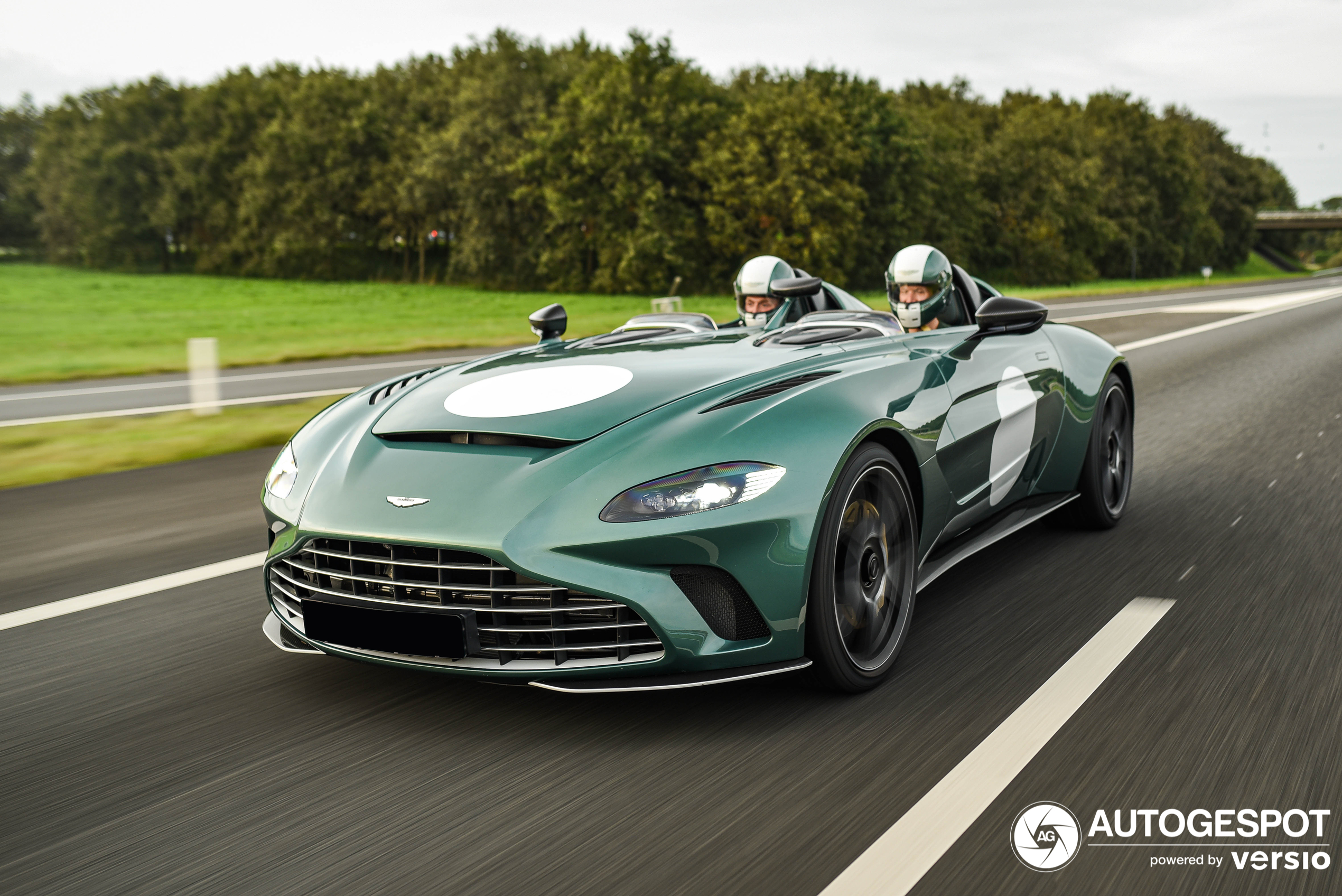 Wunderschöne Bilder dieses V12 Speedsters tauchen in Terwispel auf.