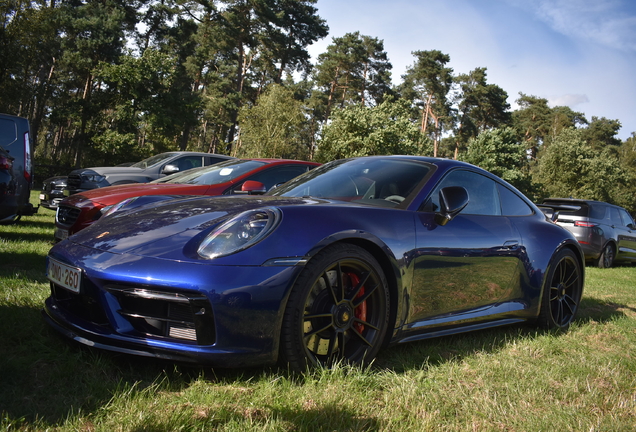 Porsche 992 Carrera 4 GTS