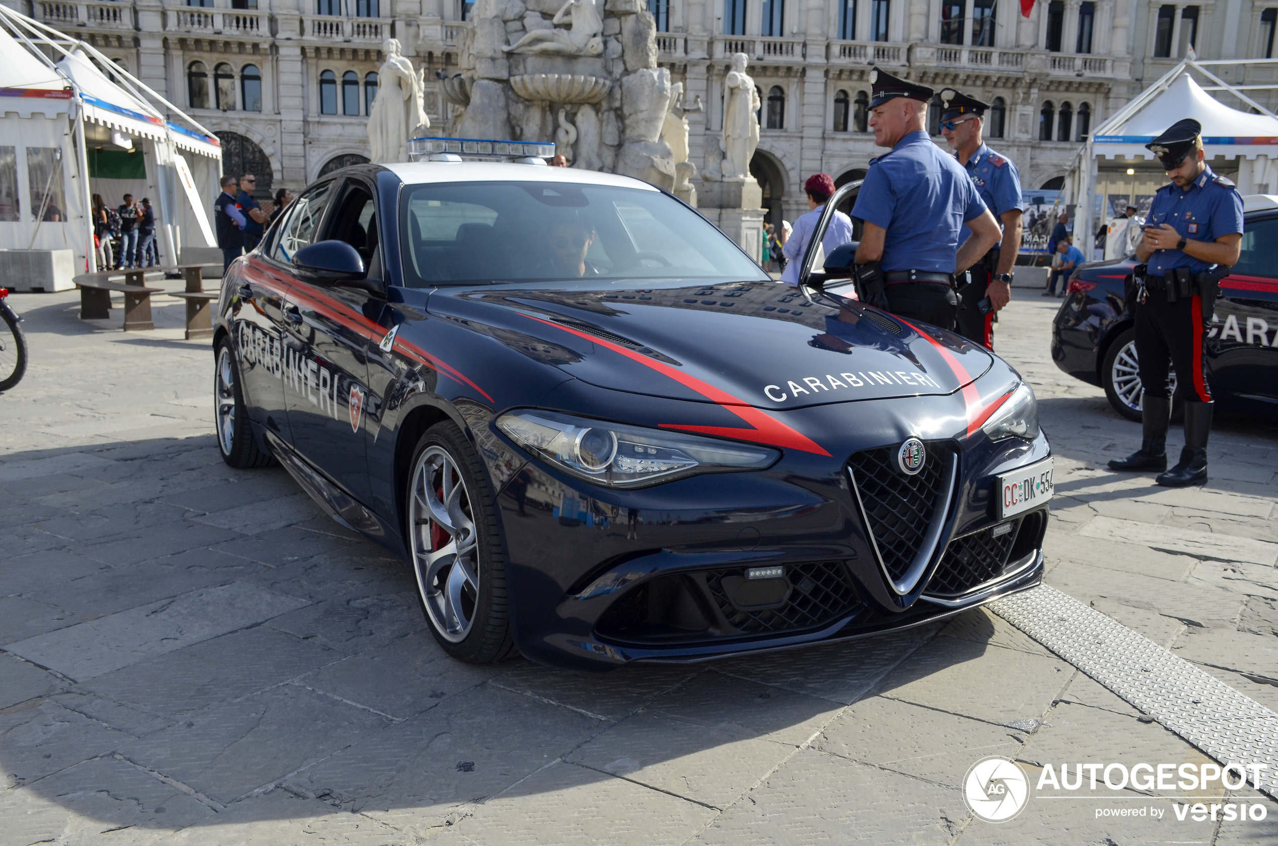 Italiaanse politie toont volt trots hun Alfa Romeo Giulia
