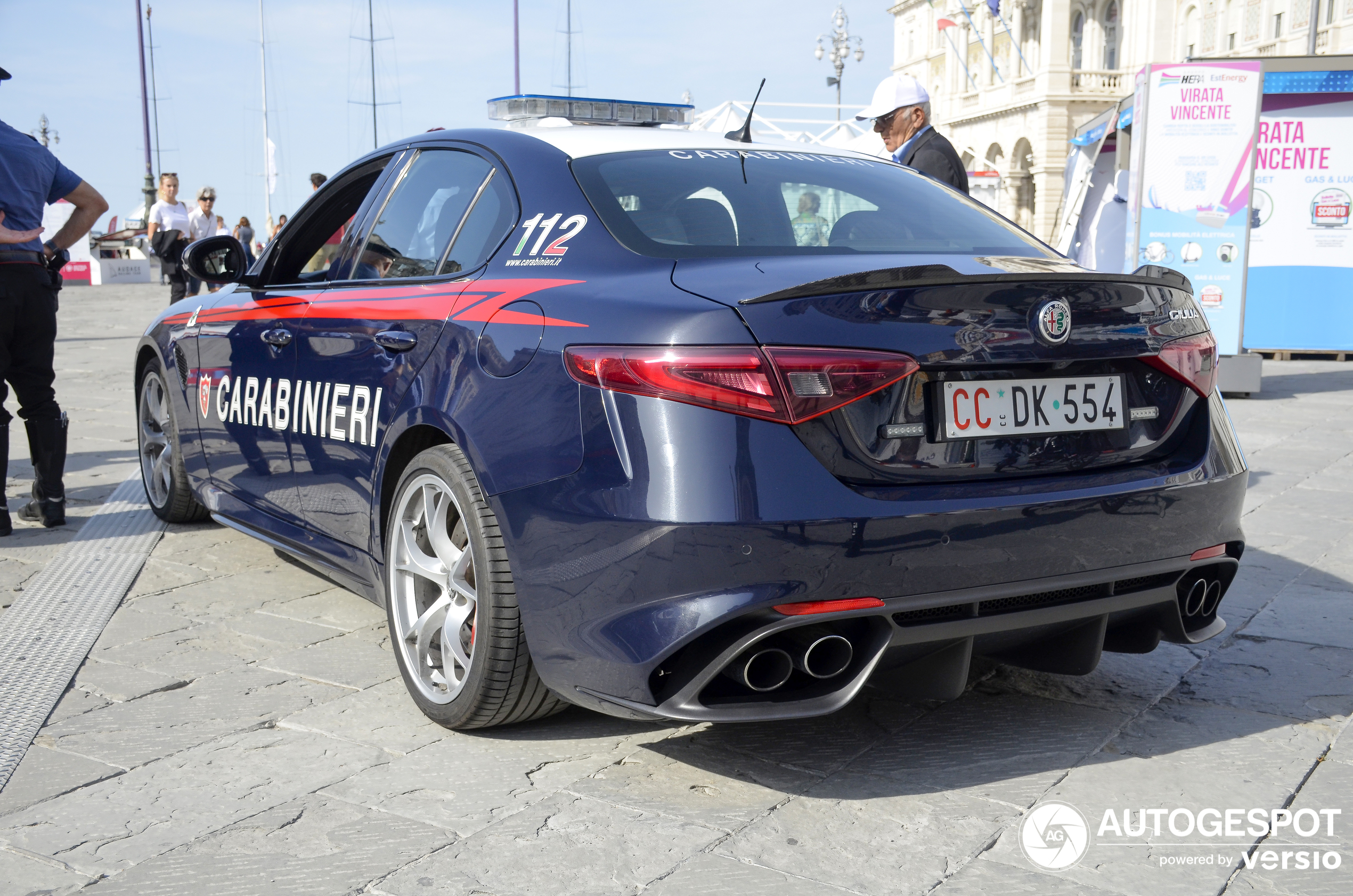 Italiaanse politie toont volt trots hun Alfa Romeo Giulia