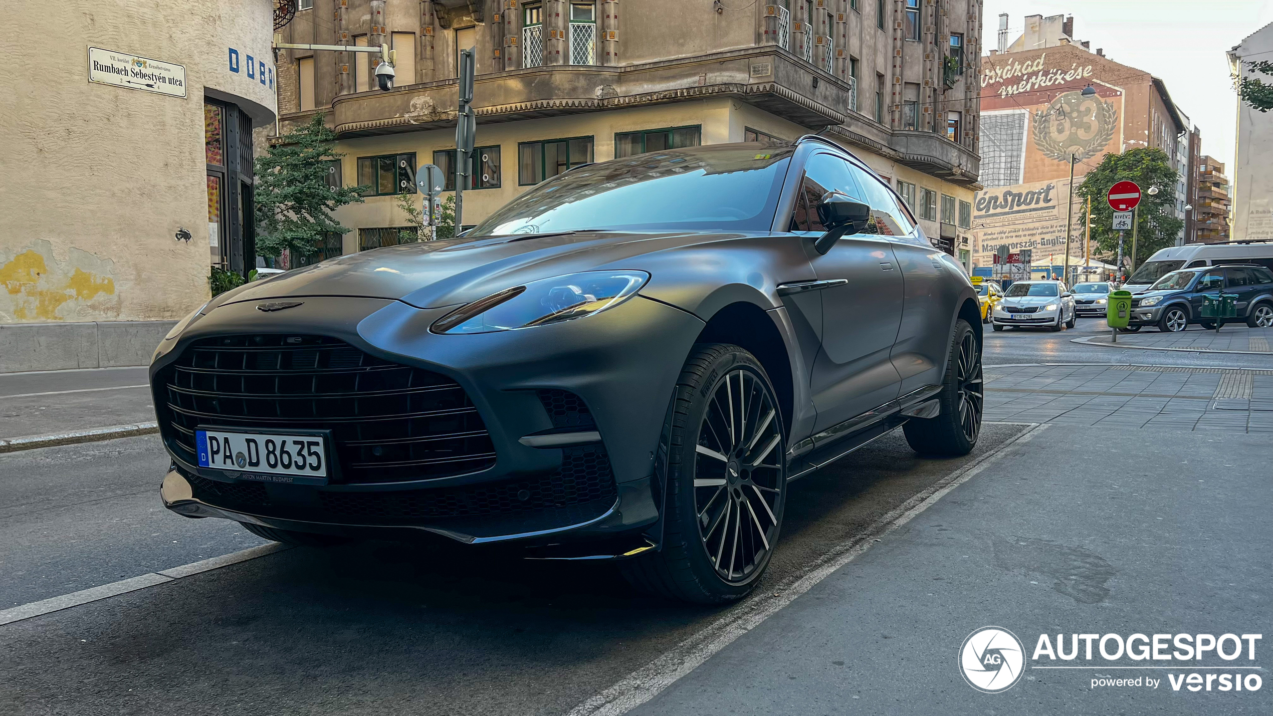 Aston Martin DBX707