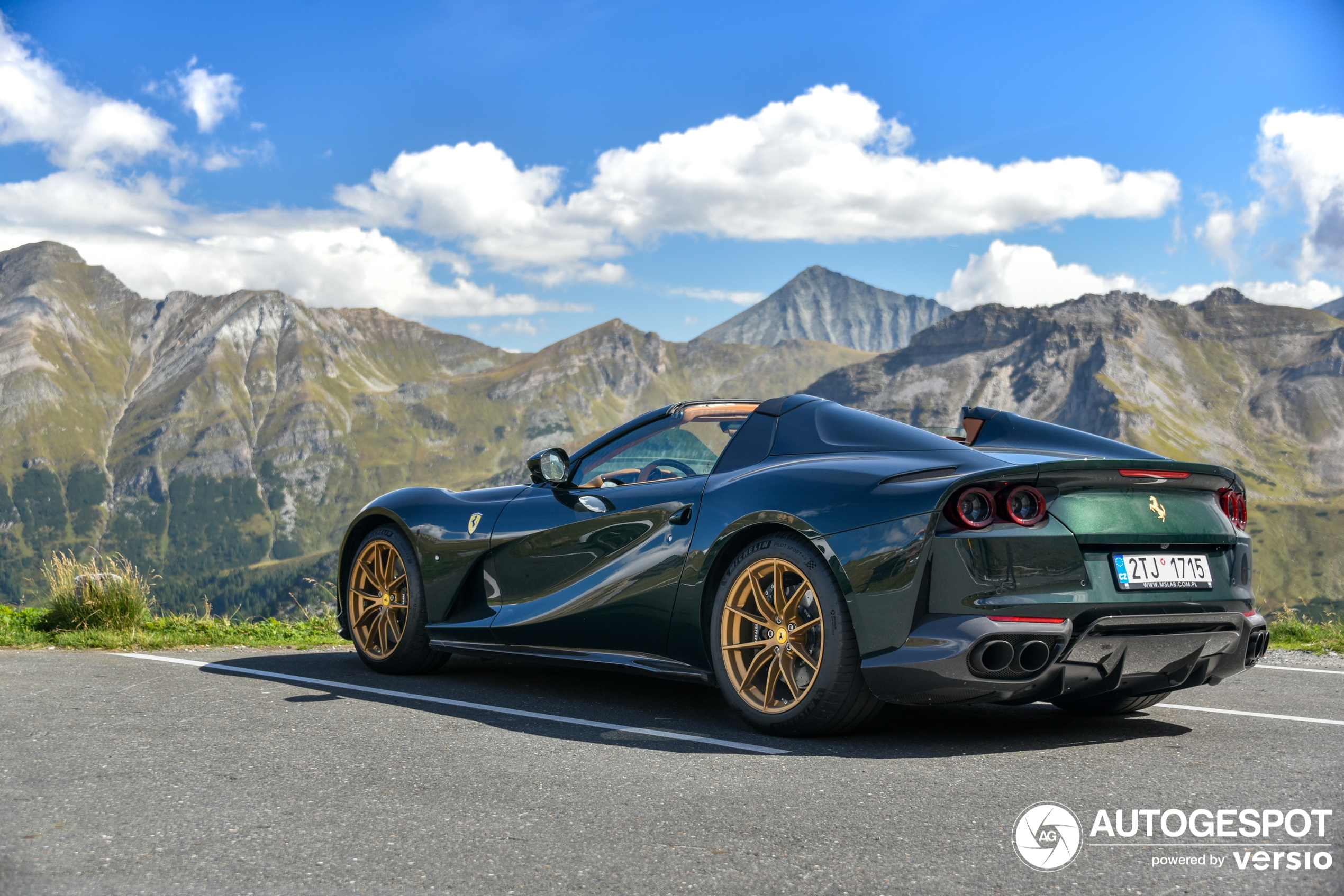 This time, a magnificent Ferrari was spotted in the Austrian Alps.