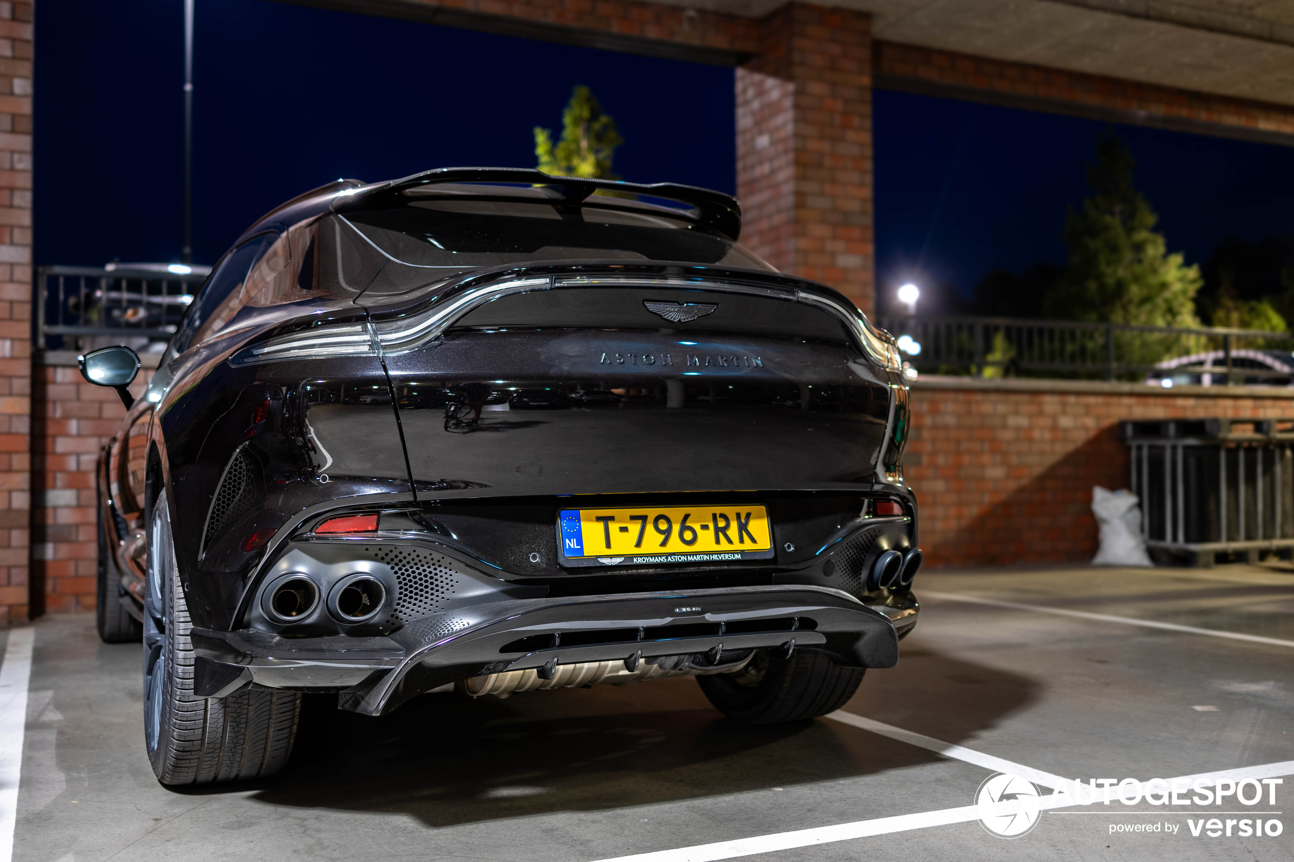 Aston Martin DBX707