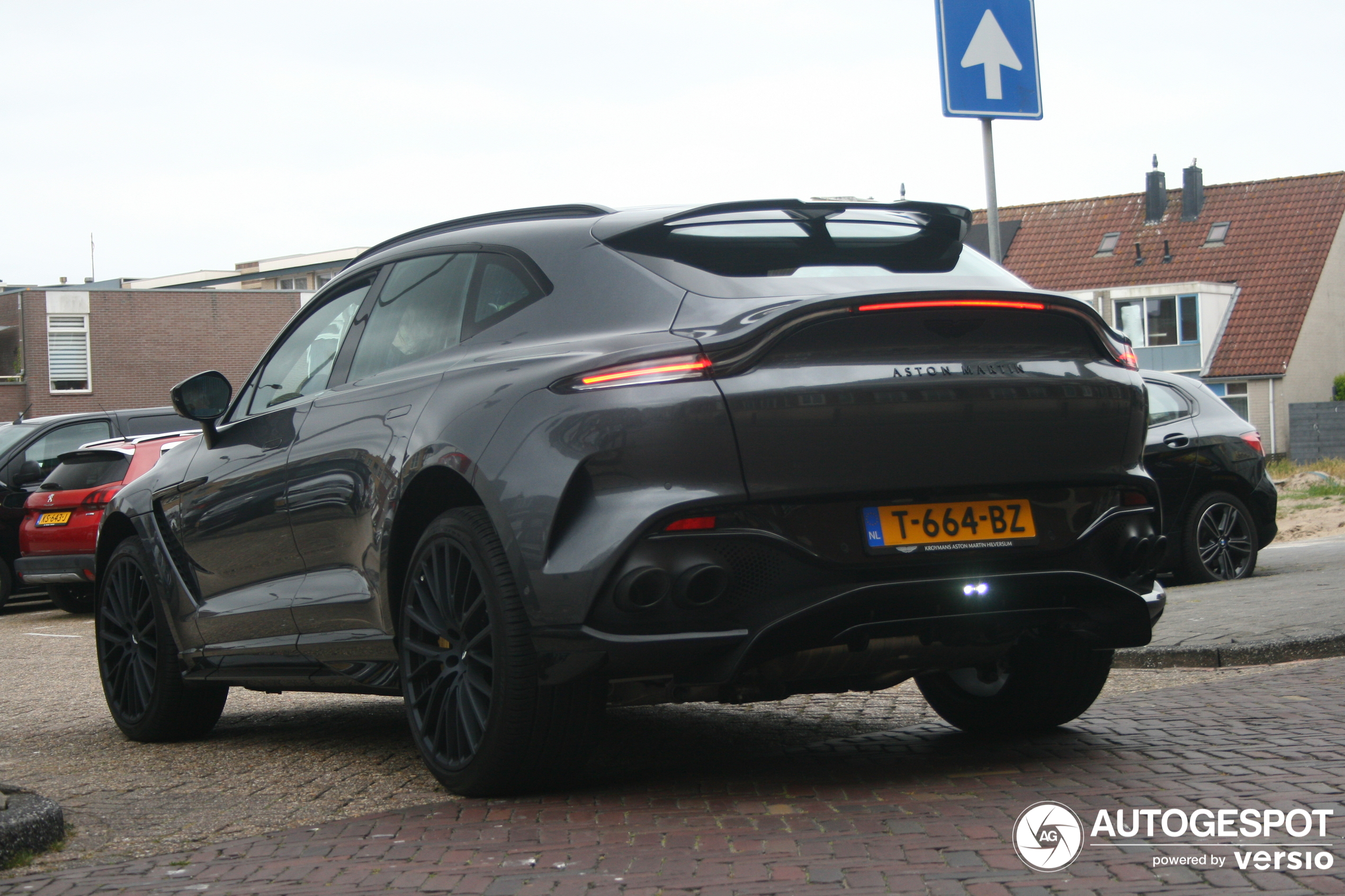 Aston Martin DBX707