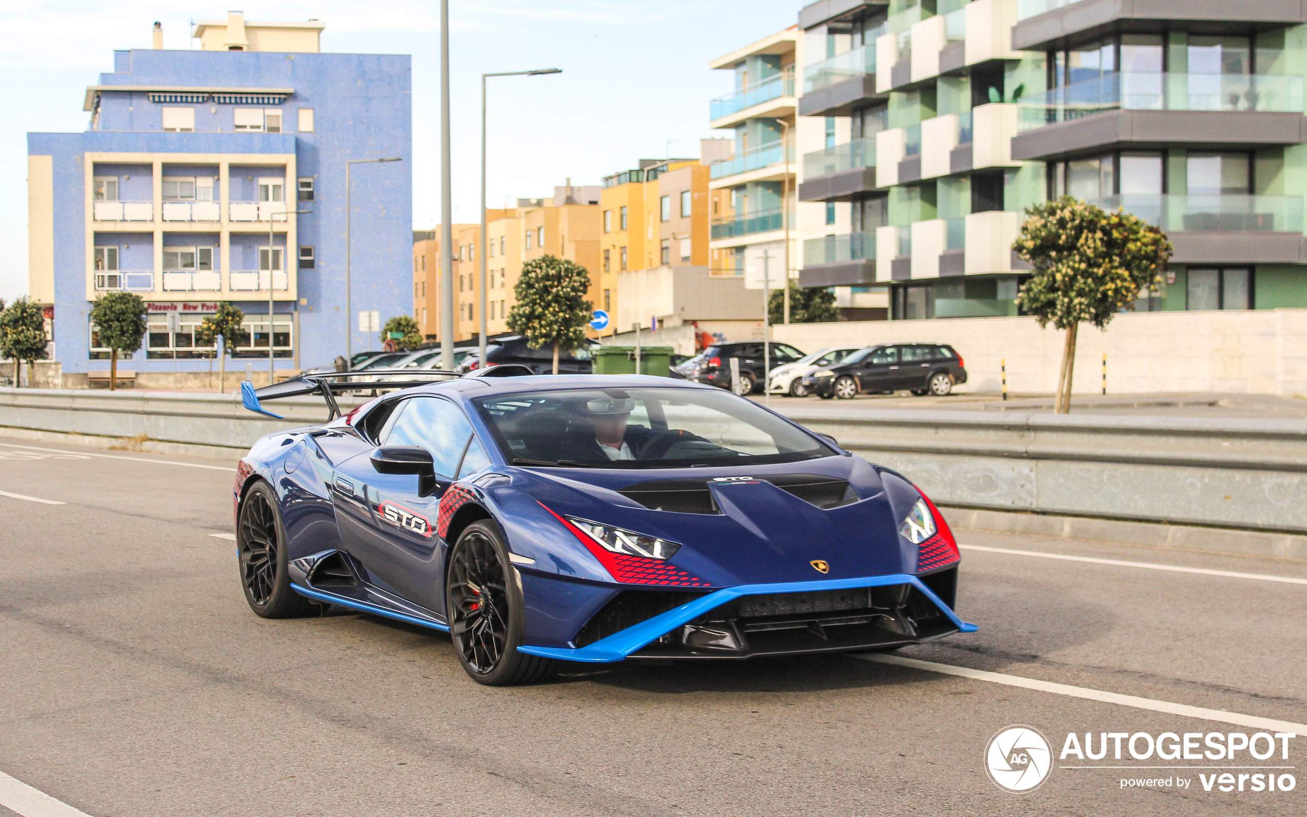 How colorful is the Huracán STO allowed to be?