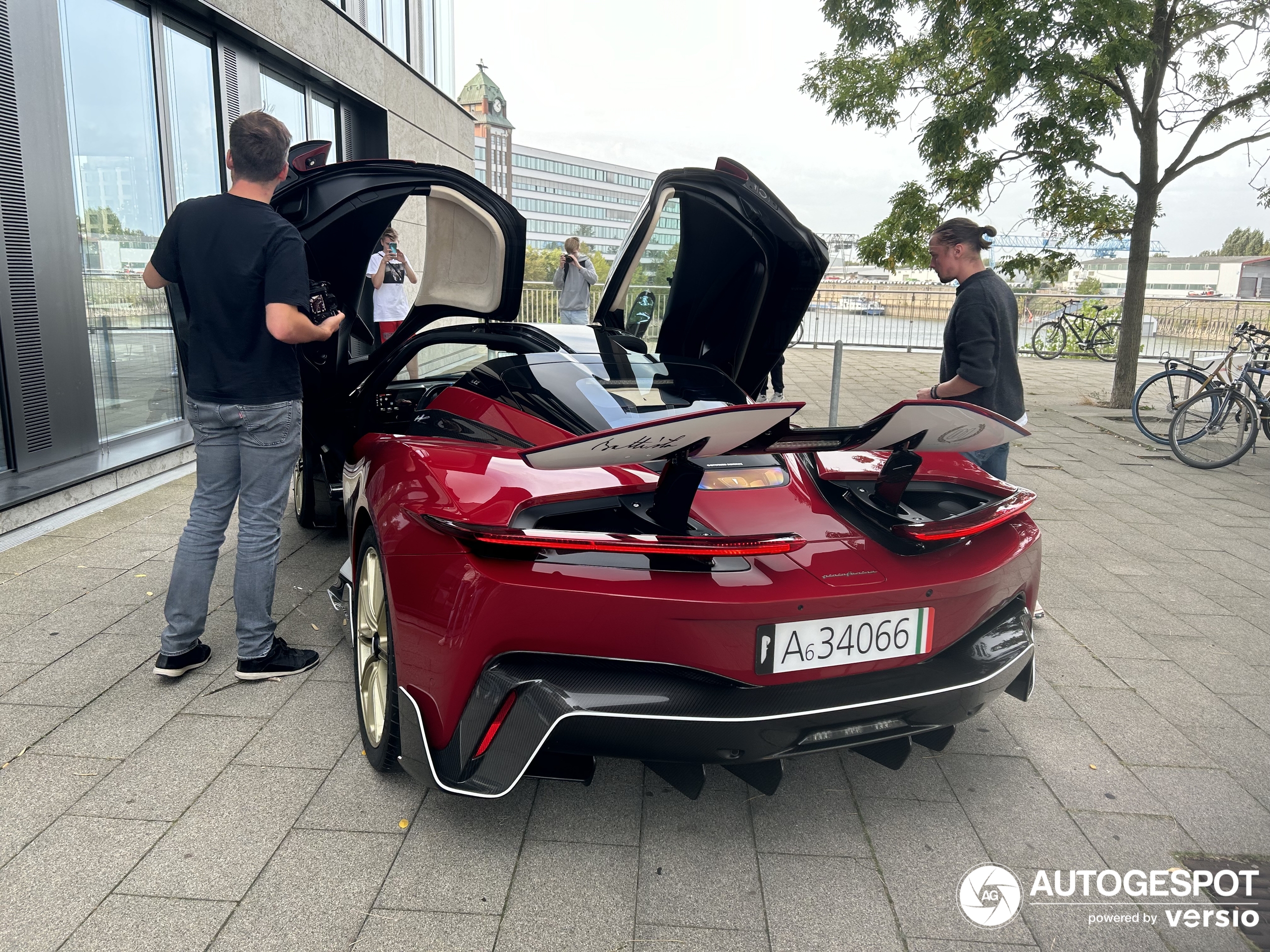 Ein von nur fünf Pininfarina Battista Edizione Nino Farina taucht erstmals überhaupt auf.